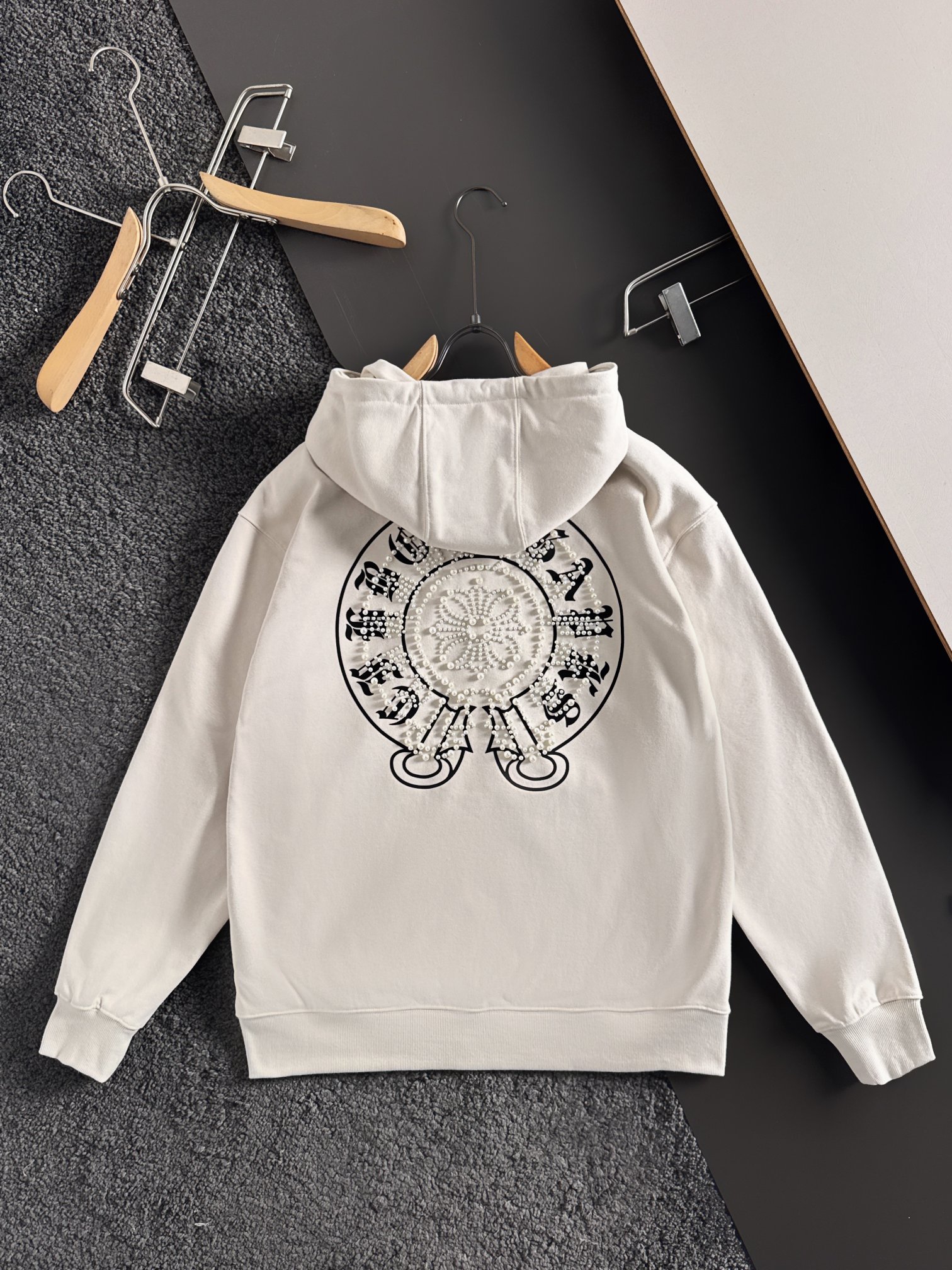 CH 新款连帽重工订珠拉链卫衣～男女同款，正反都无敌漂亮，胸口➕后背订珠图案装饰，再搭配银色金属刻印做旧