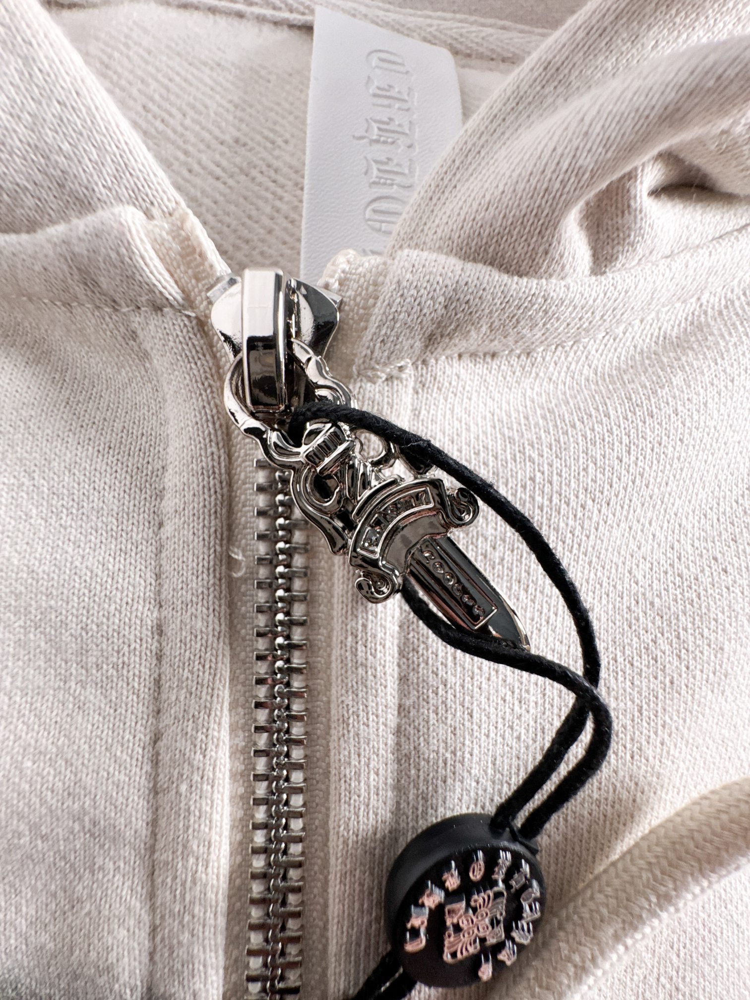 CH 新款连帽重工订珠拉链卫衣～男女同款，正反都无敌漂亮，胸口➕后背订珠图案装饰，再搭配银色金属刻印做旧