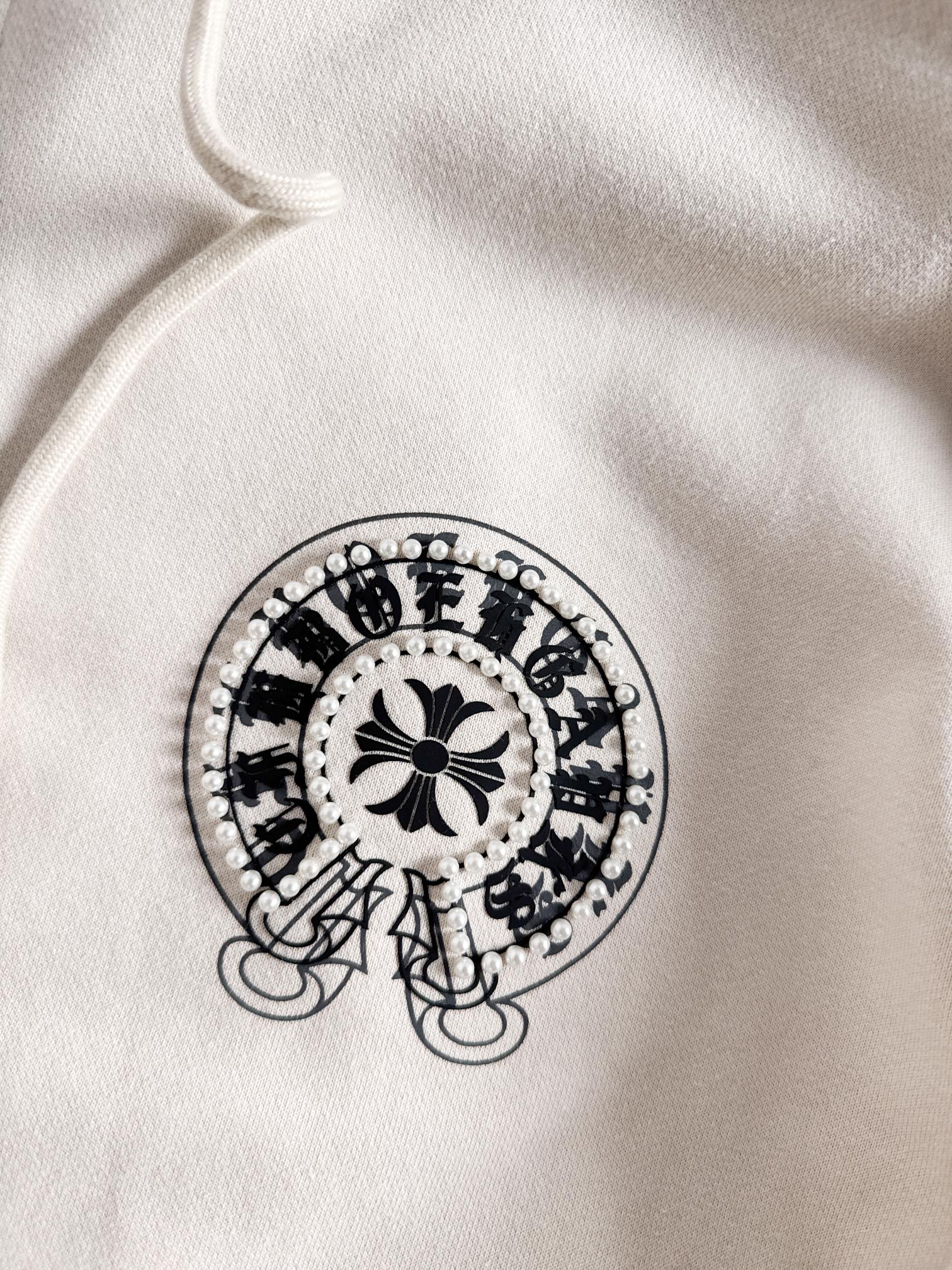 CH 新款连帽重工订珠拉链卫衣～男女同款，正反都无敌漂亮，胸口➕后背订珠图案装饰，再搭配银色金属刻印做旧