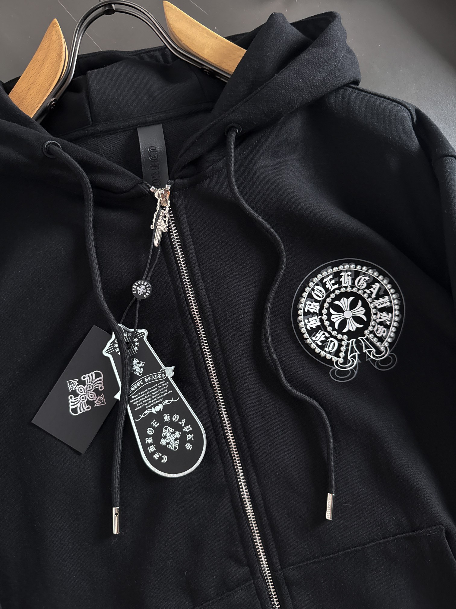 CH 新款连帽重工订珠拉链卫衣～男女同款，正反都无敌漂亮，胸口➕后背订珠图案装饰，再搭配银色金属刻印做旧