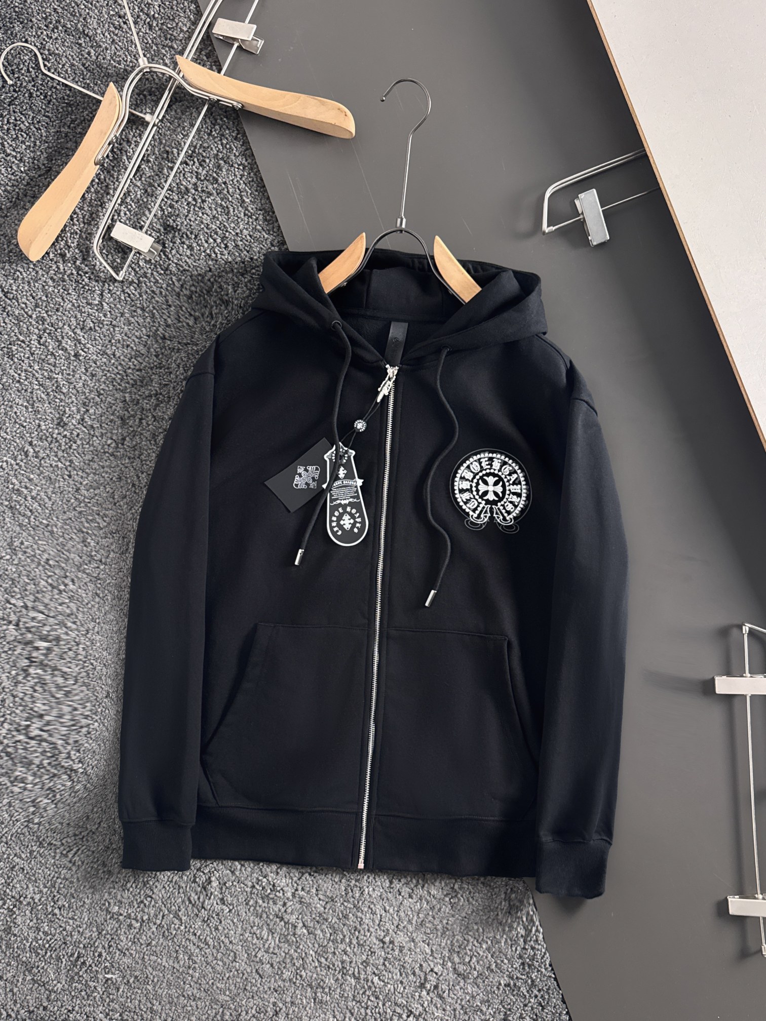 CH 新款连帽重工订珠拉链卫衣～男女同款，正反都无敌漂亮，胸口➕后背订珠图案装饰，再搭配银色金属刻印做旧