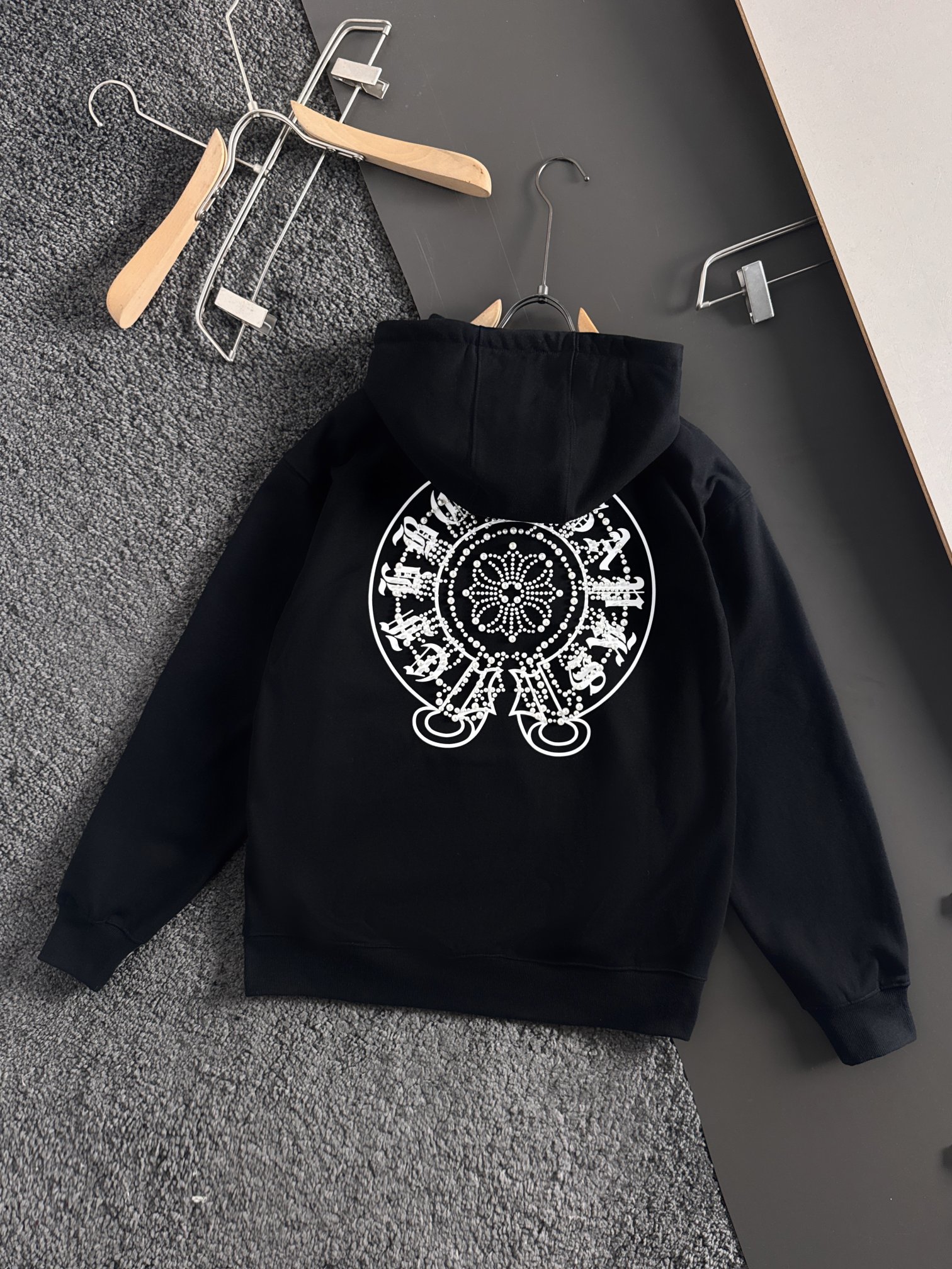 CH 新款连帽重工订珠拉链卫衣～男女同款，正反都无敌漂亮，胸口➕后背订珠图案装饰，再搭配银色金属刻印做旧