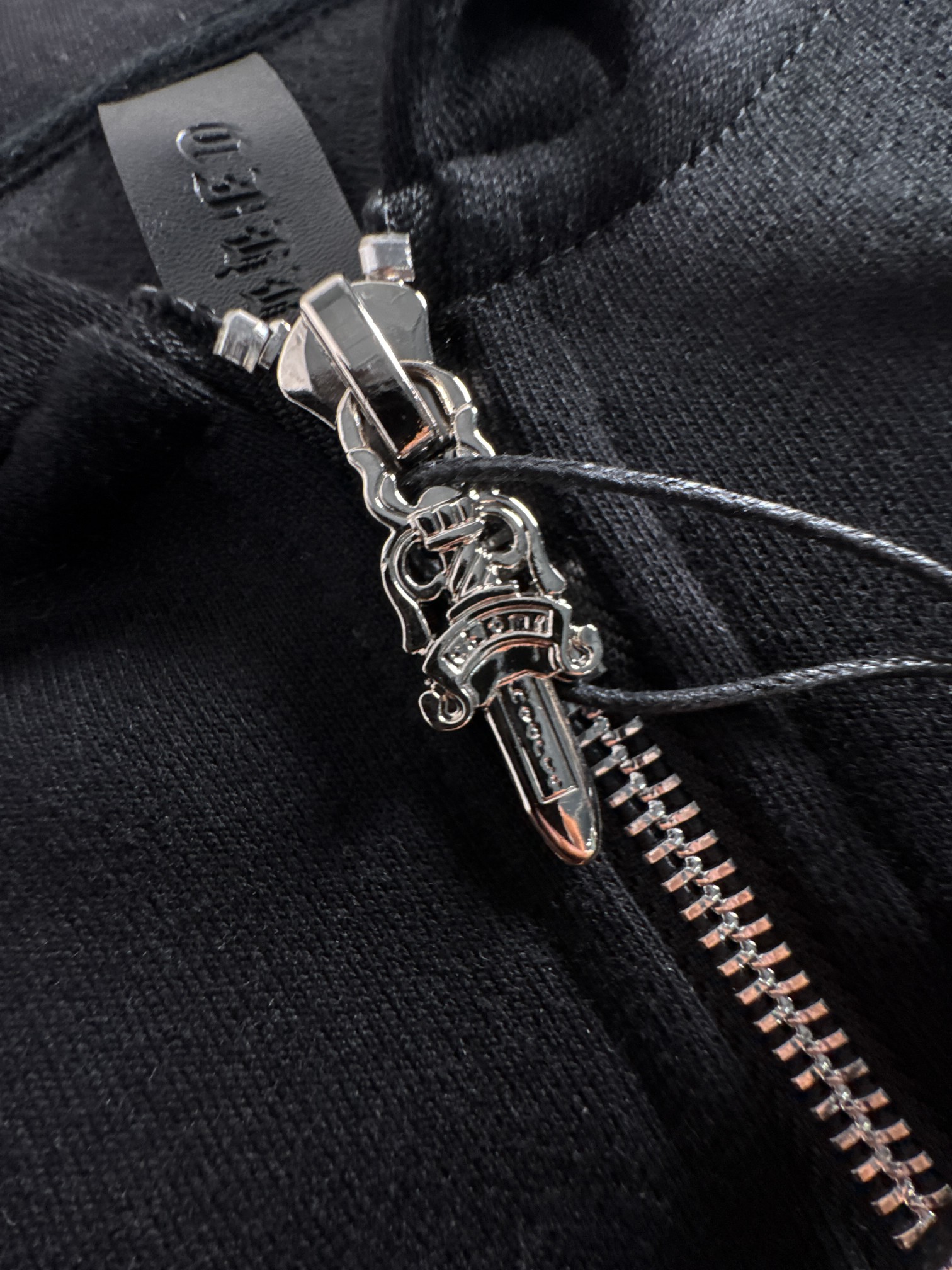 CH 新款连帽重工订珠拉链卫衣～男女同款，正反都无敌漂亮，胸口➕后背订珠图案装饰，再搭配银色金属刻印做旧