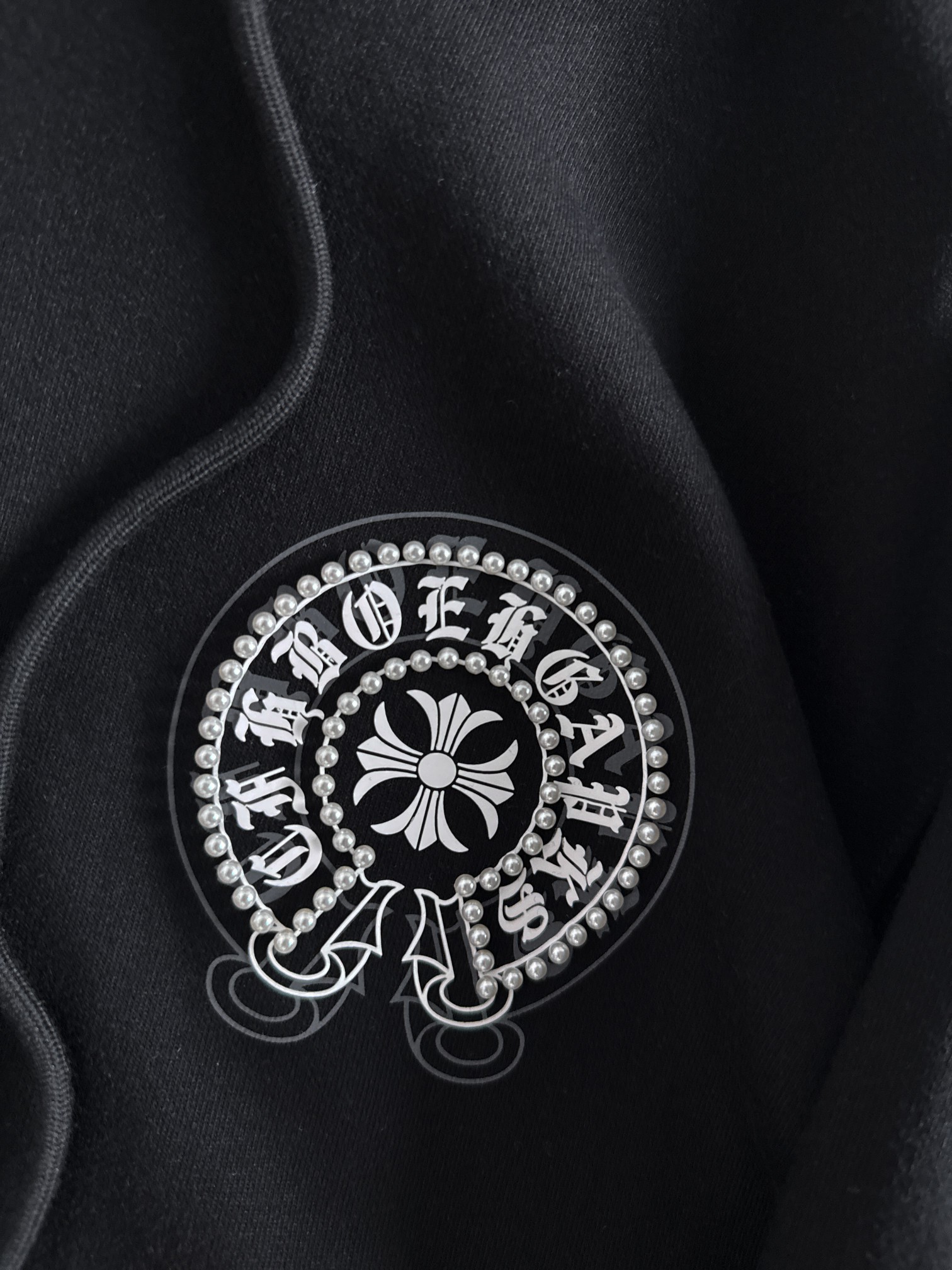 CH 新款连帽重工订珠拉链卫衣～男女同款，正反都无敌漂亮，胸口➕后背订珠图案装饰，再搭配银色金属刻印做旧