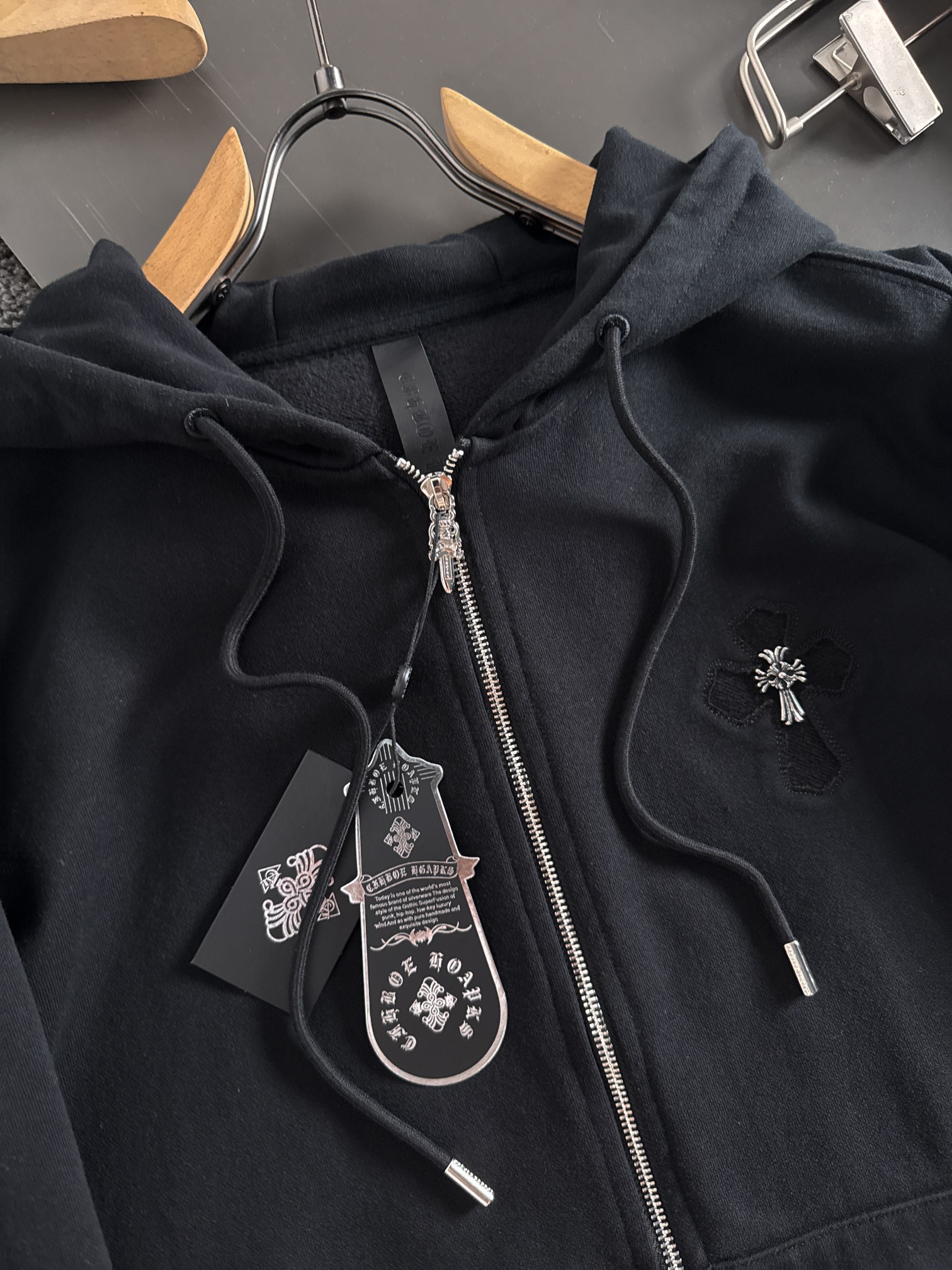 CH 新款连帽重工洗水贴布刺绣拉链卫衣～男女同款，正反都无敌漂亮，胸口➕后背刺绣图案装饰，再搭配银色金属