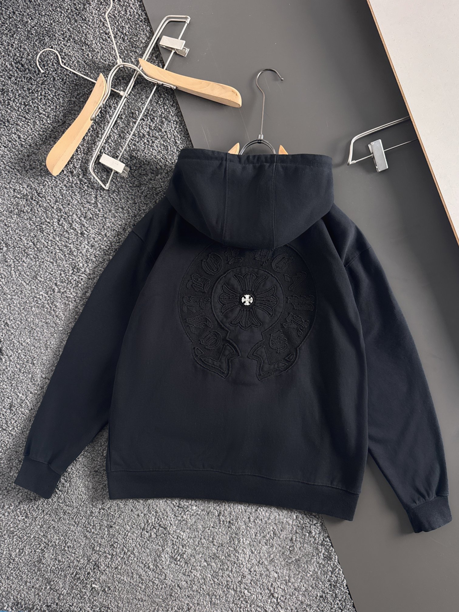 CH 新款连帽重工洗水贴布刺绣拉链卫衣～男女同款，正反都无敌漂亮，胸口➕后背刺绣图案装饰，再搭配银色金属