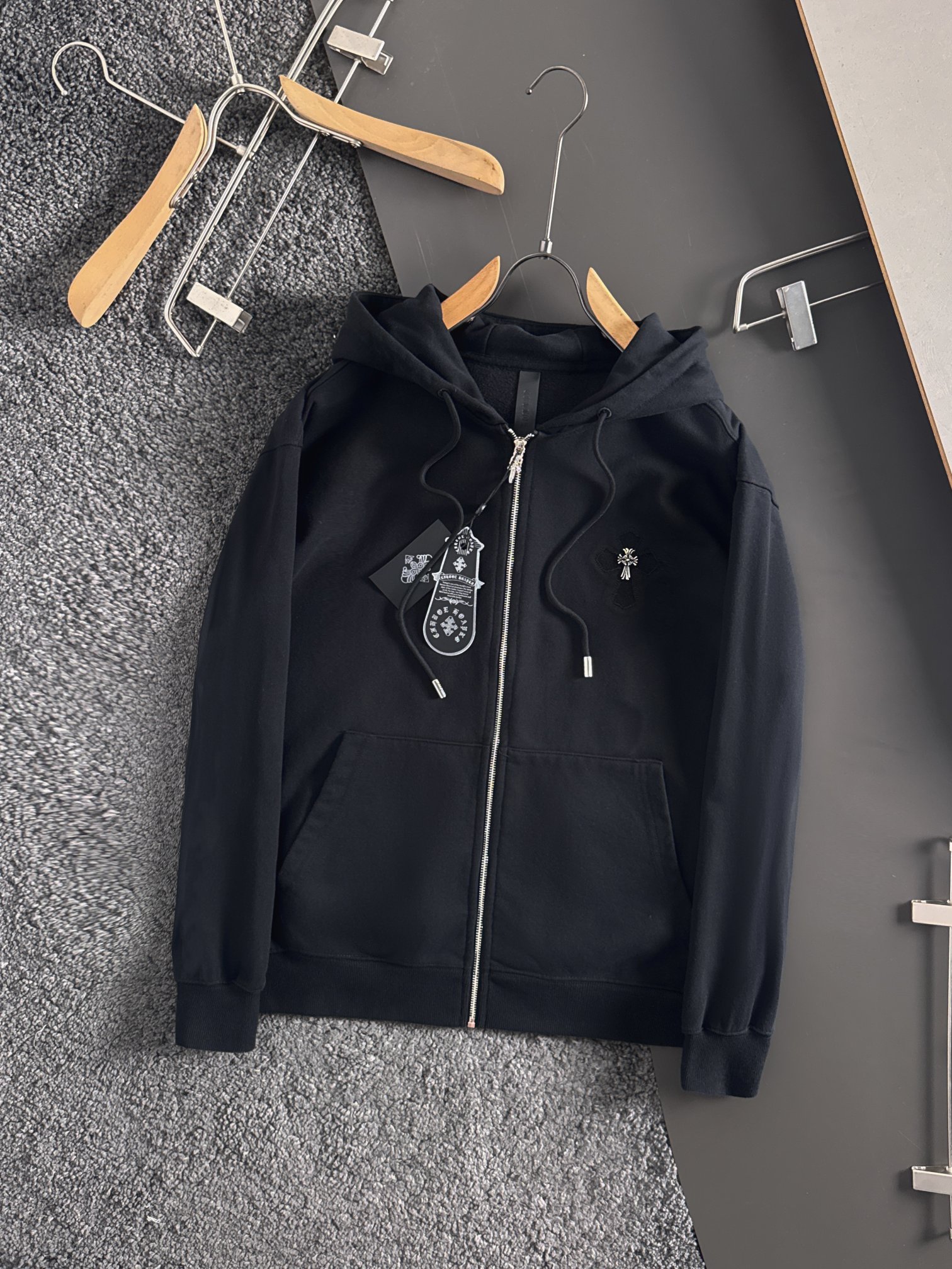 CH 新款连帽重工洗水贴布刺绣拉链卫衣～男女同款，正反都无敌漂亮，胸口➕后背刺绣图案装饰，再搭配银色金属