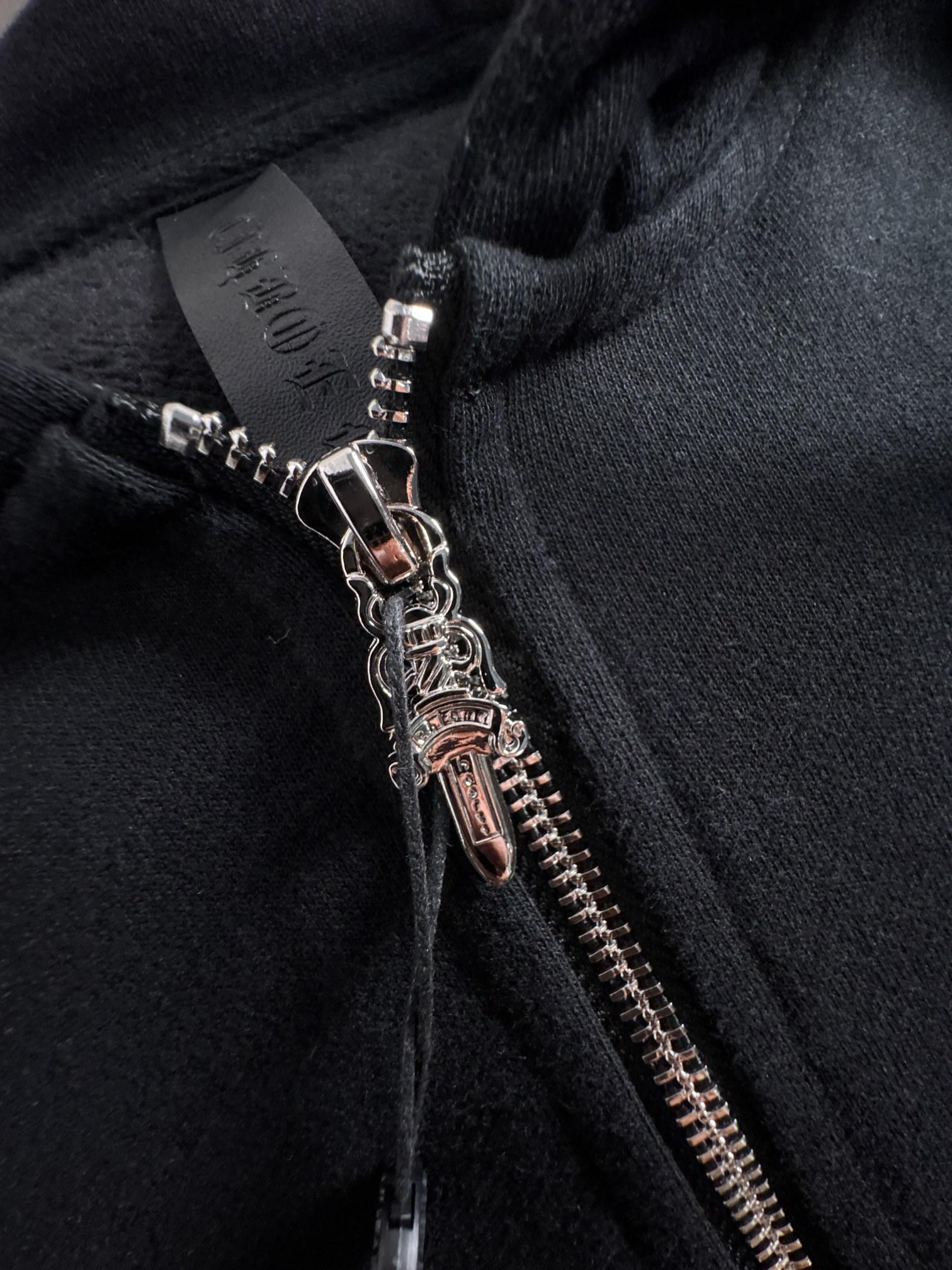 CH 新款连帽重工洗水贴布刺绣拉链卫衣～男女同款，正反都无敌漂亮，胸口➕后背刺绣图案装饰，再搭配银色金属