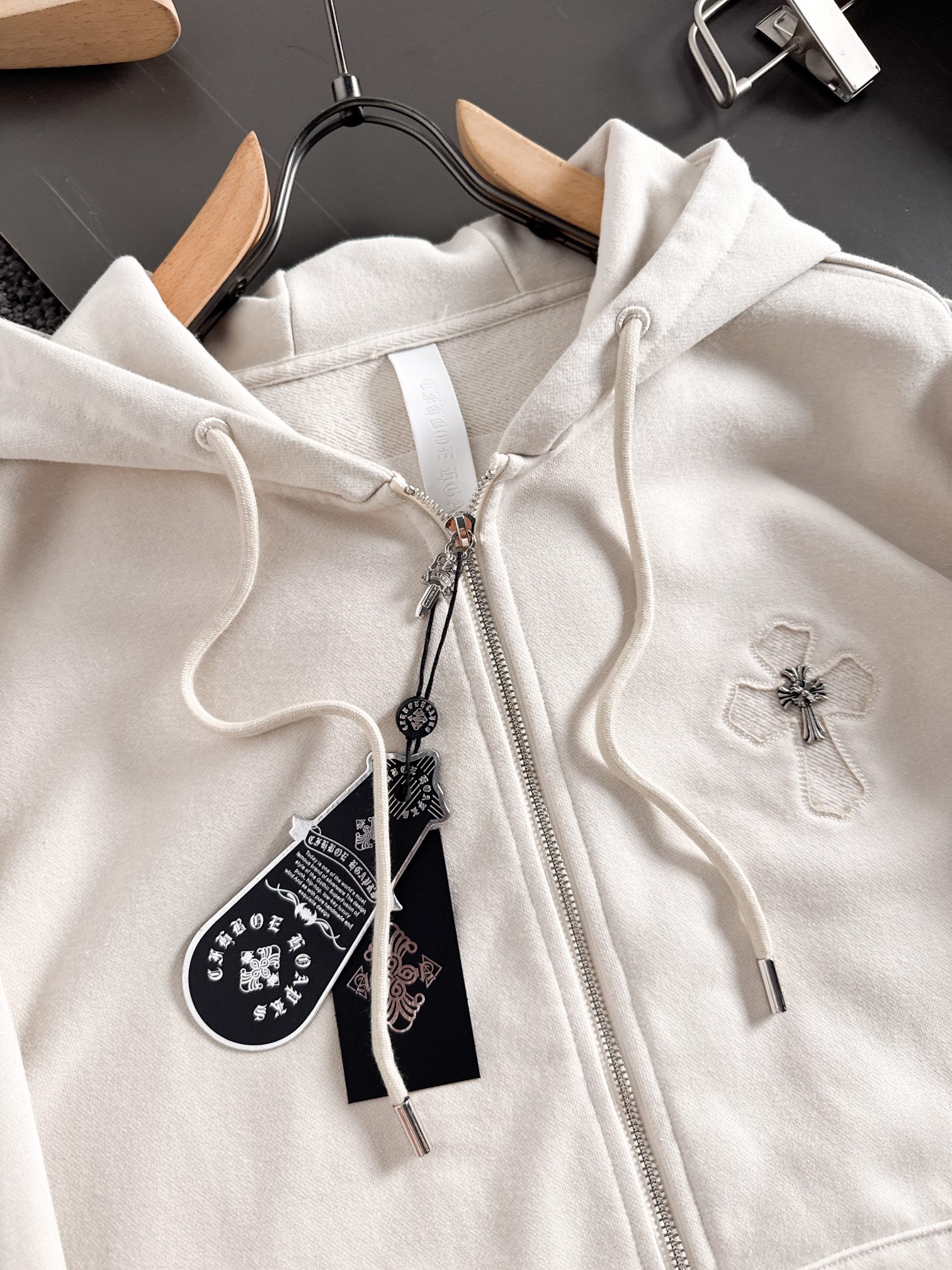 CH 新款连帽重工洗水贴布刺绣拉链卫衣～男女同款，正反都无敌漂亮，胸口➕后背刺绣图案装饰，再搭配银色金属
