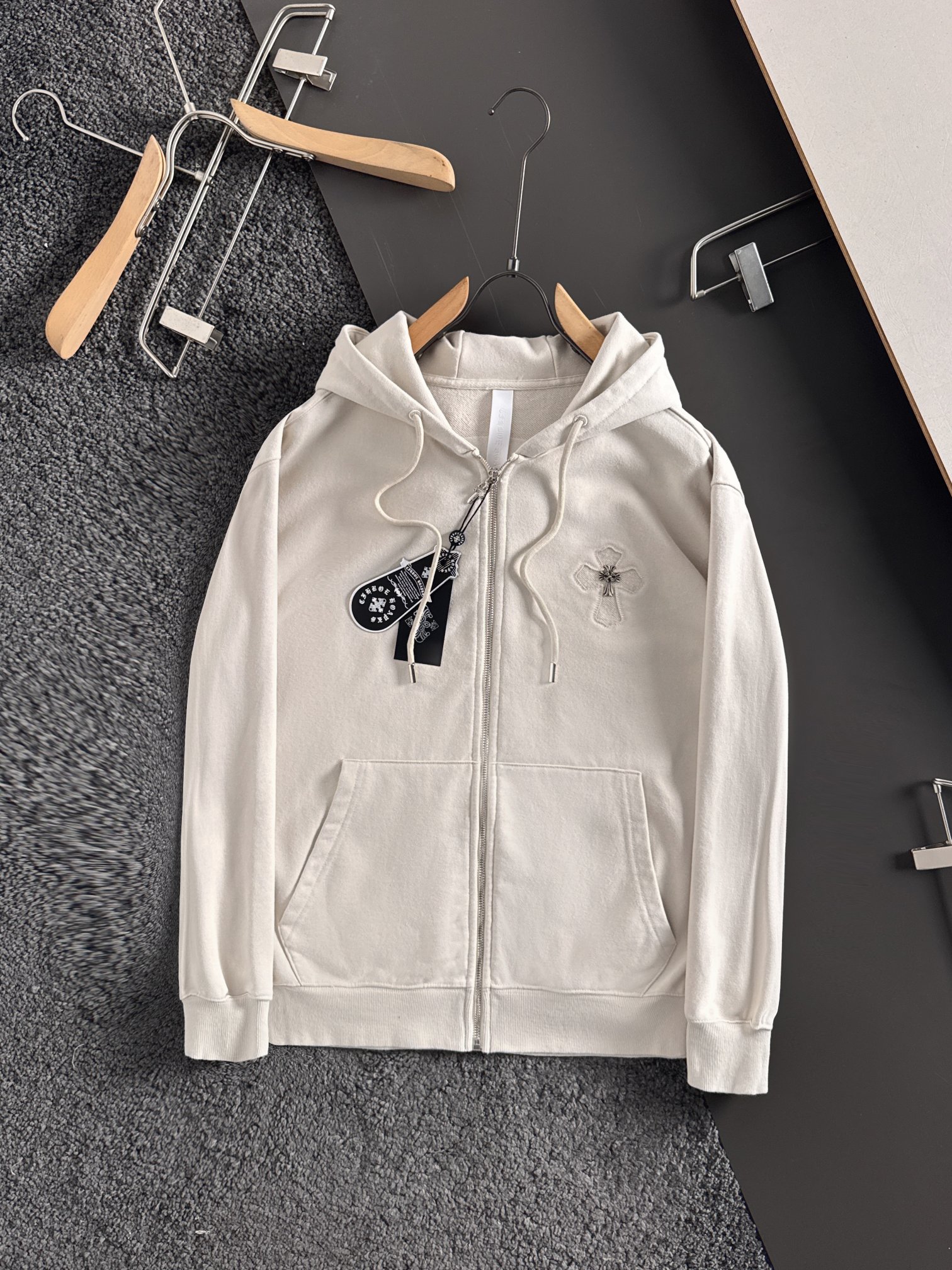 CH 新款连帽重工洗水贴布刺绣拉链卫衣～男女同款，正反都无敌漂亮，胸口➕后背刺绣图案装饰，再搭配银色金属