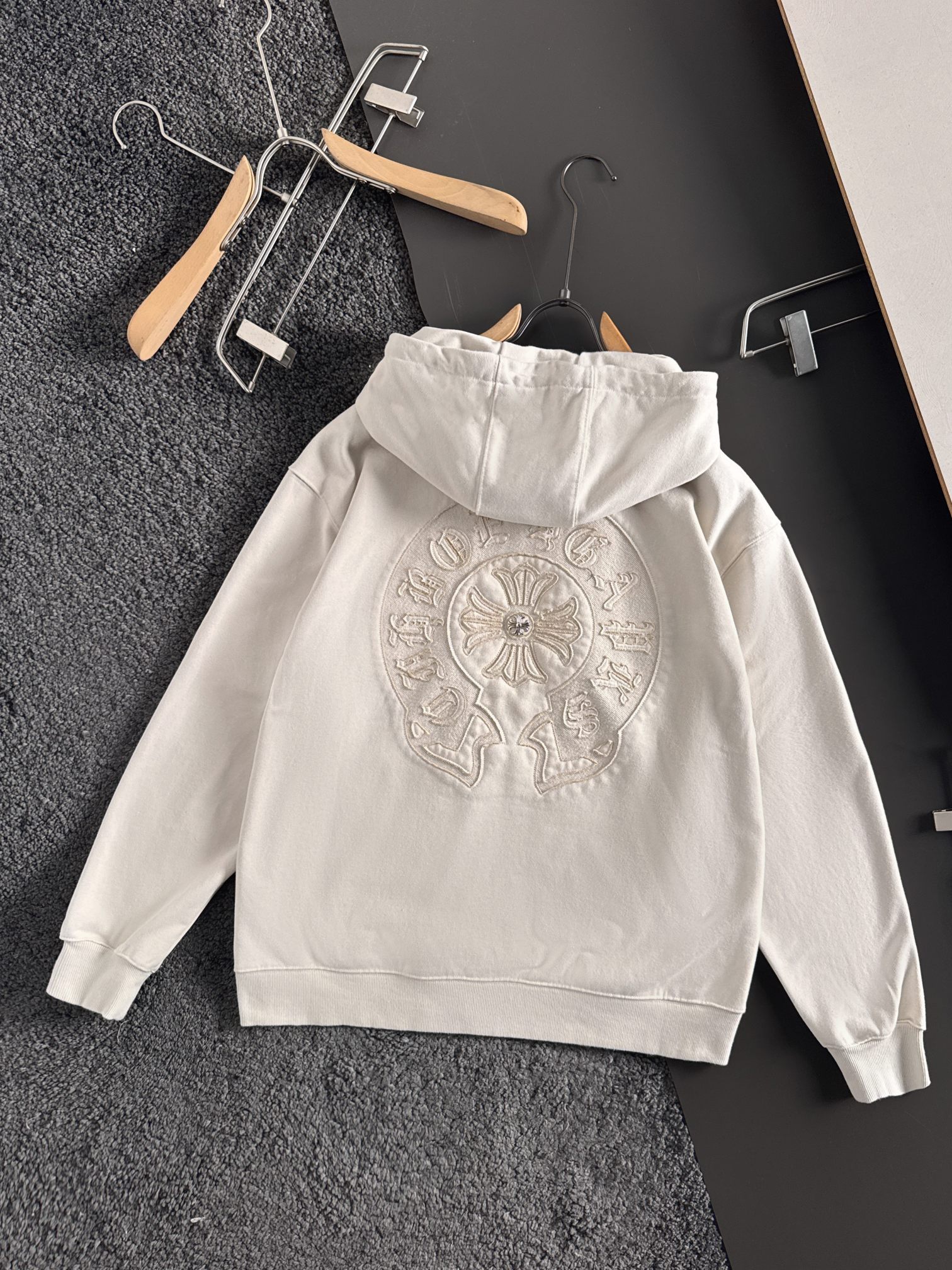 CH 新款连帽重工洗水贴布刺绣拉链卫衣～男女同款，正反都无敌漂亮，胸口➕后背刺绣图案装饰，再搭配银色金属