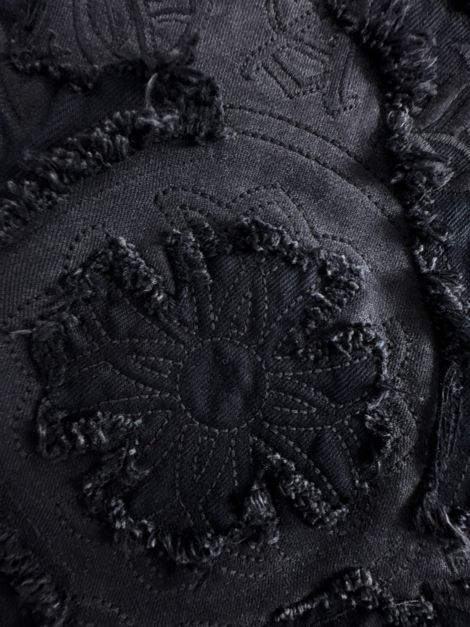 新款重工洗水贴布刺绣卫衣，罗家复古系列基础休闲的版型裁剪工艺，采用100%精密高克重棉，柔软舒适，精细做