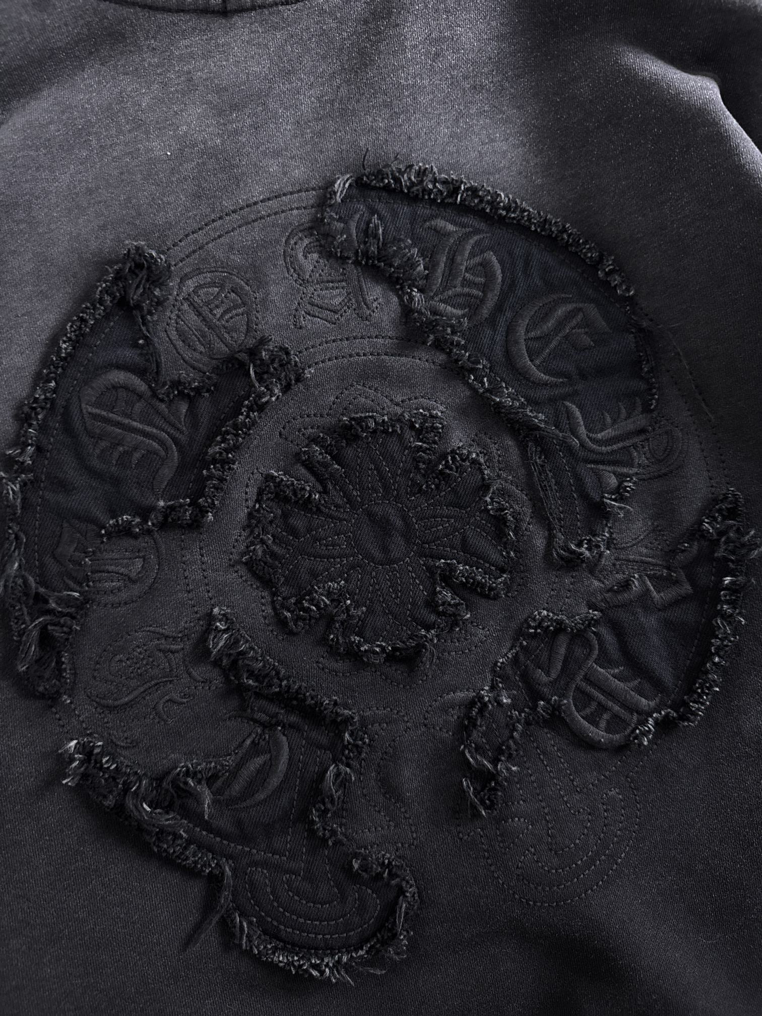 新款重工洗水贴布刺绣卫衣，罗家复古系列基础休闲的版型裁剪工艺，采用100%精密高克重棉，柔软舒适，精细做