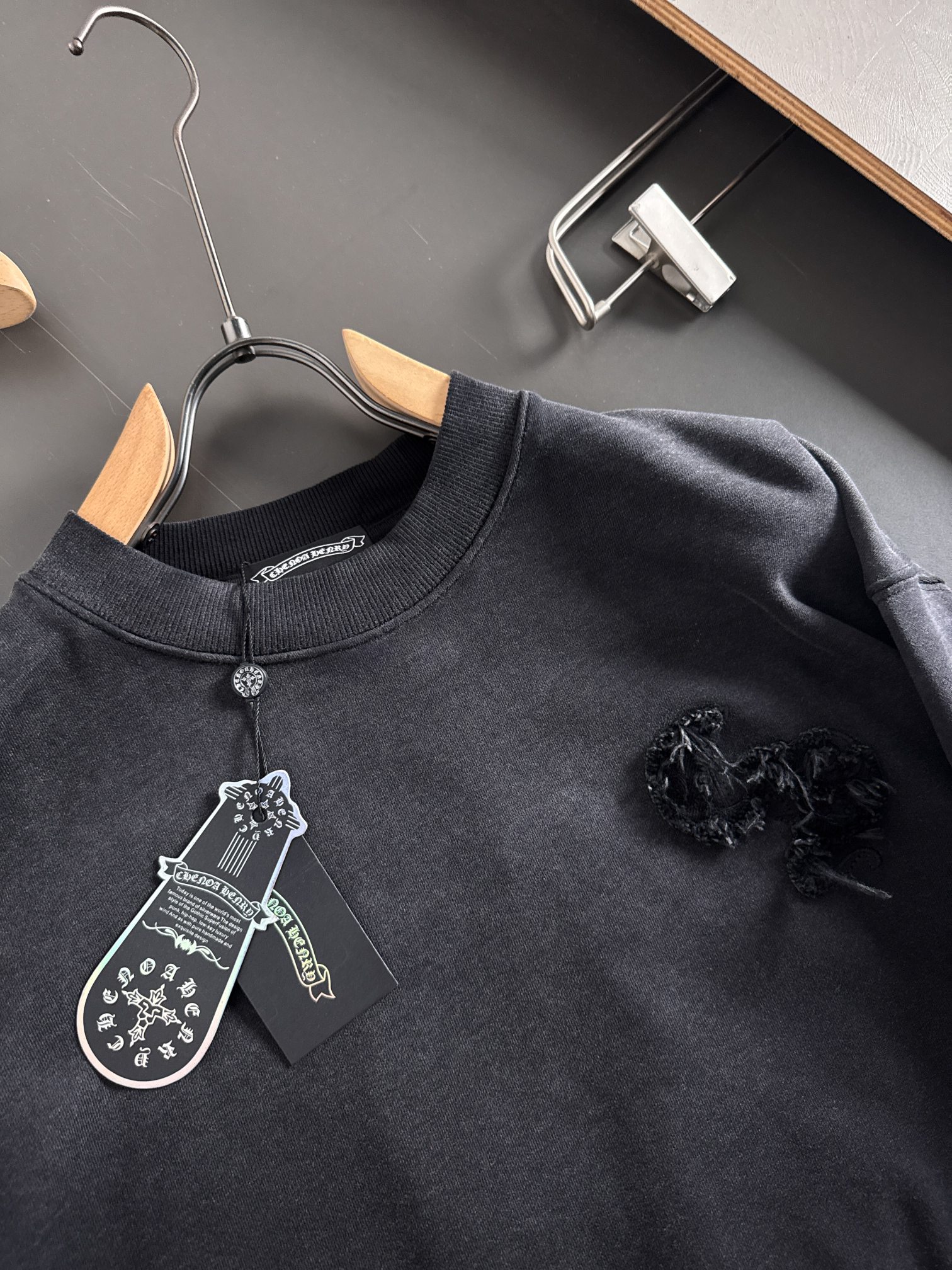 新款重工洗水贴布刺绣卫衣，罗家复古系列基础休闲的版型裁剪工艺，采用100%精密高克重棉，柔软舒适，精细做