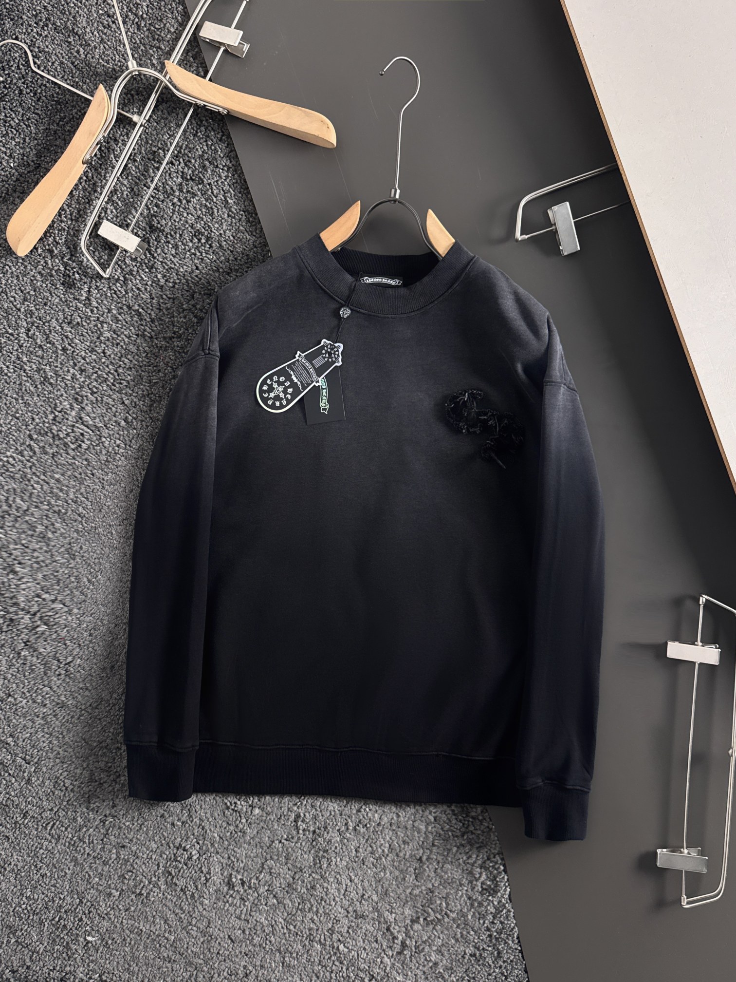 新款重工洗水贴布刺绣卫衣，罗家复古系列基础休闲的版型裁剪工艺，采用100%精密高克重棉，柔软舒适，精细做