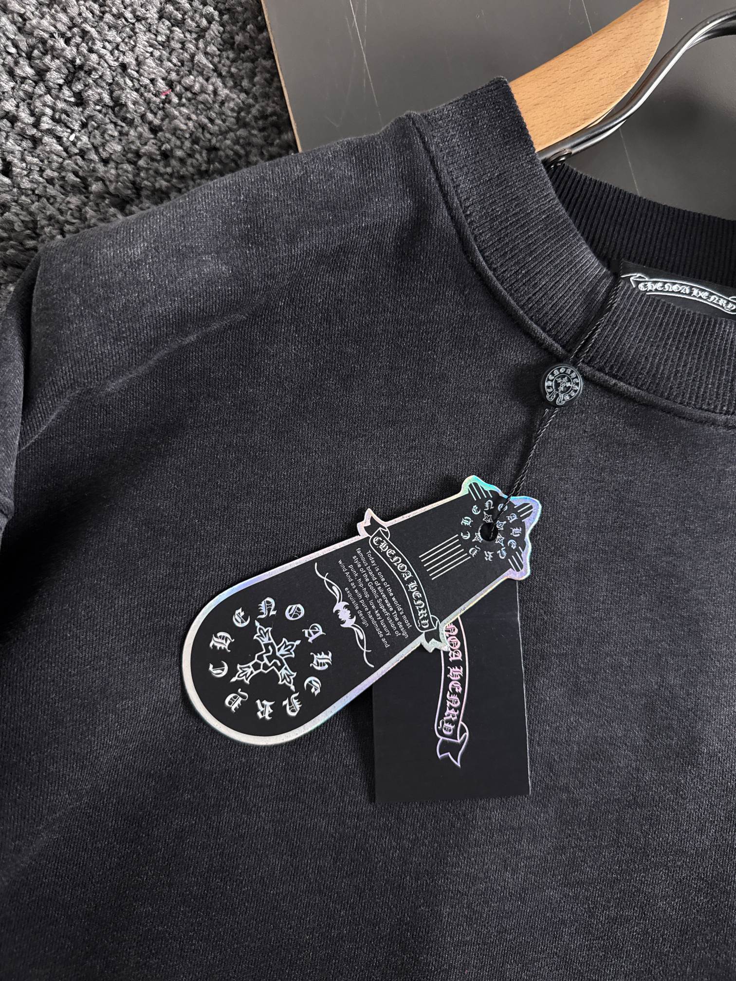 新款重工洗水贴布刺绣卫衣，罗家复古系列基础休闲的版型裁剪工艺，采用100%精密高克重棉，柔软舒适，精细做