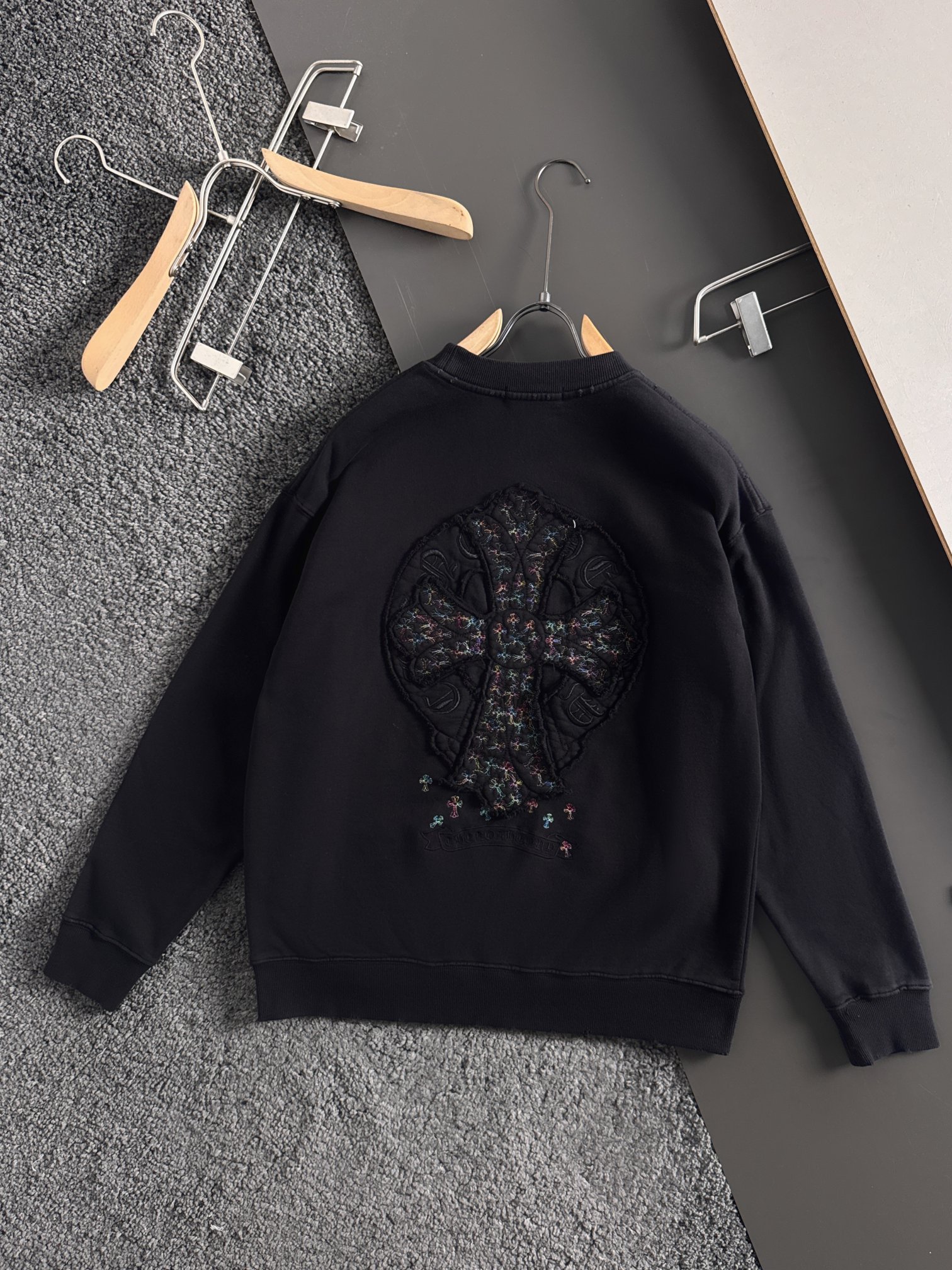 CH 新款重工洗水贴布彩色刺绣卫衣，罗家复古系列基础休闲的版型裁剪工艺，采用100%精密高克重棉，柔软舒