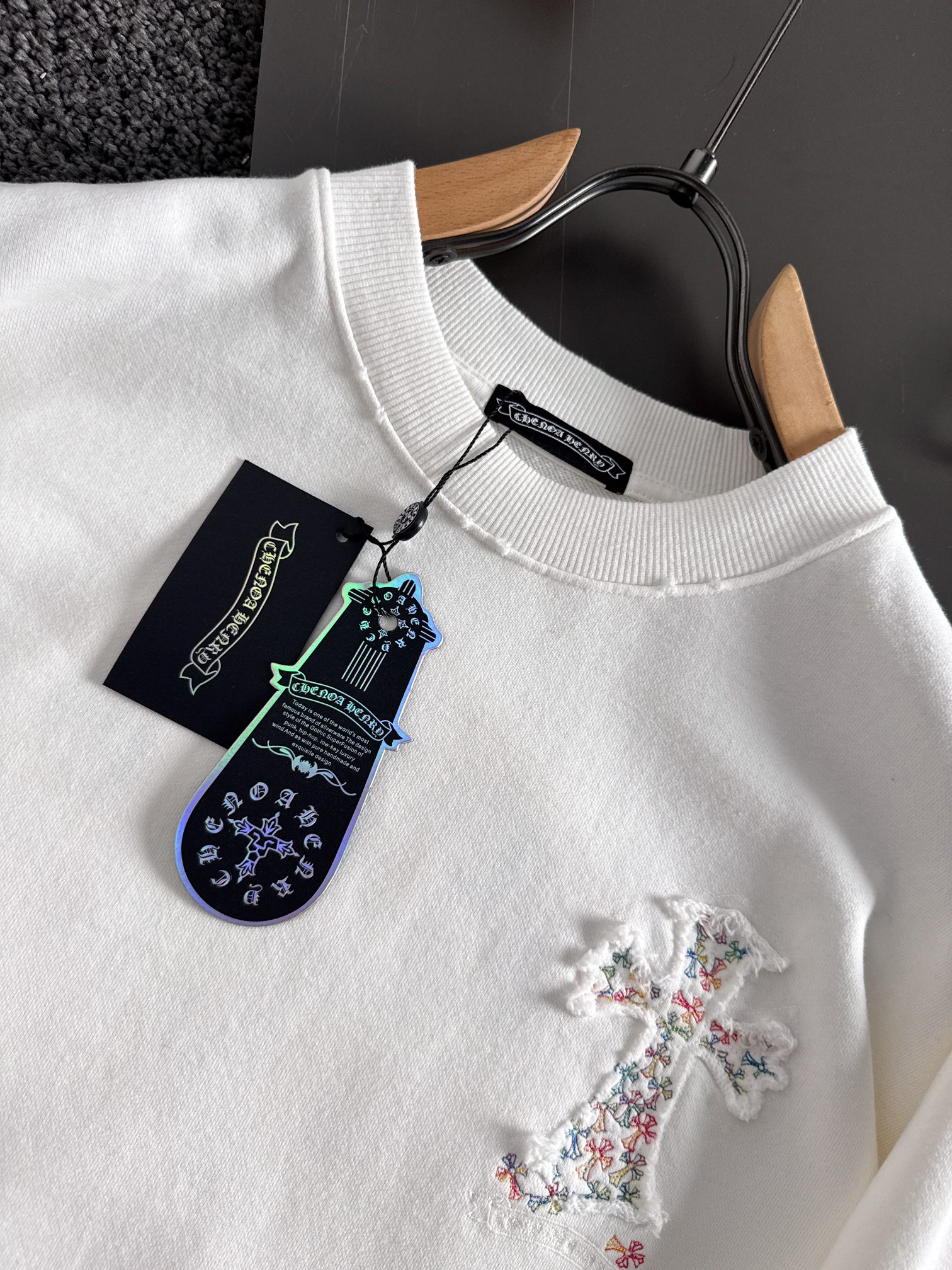 CH 新款重工洗水贴布彩色刺绣卫衣，罗家复古系列基础休闲的版型裁剪工艺，采用100%精密高克重棉，柔软舒