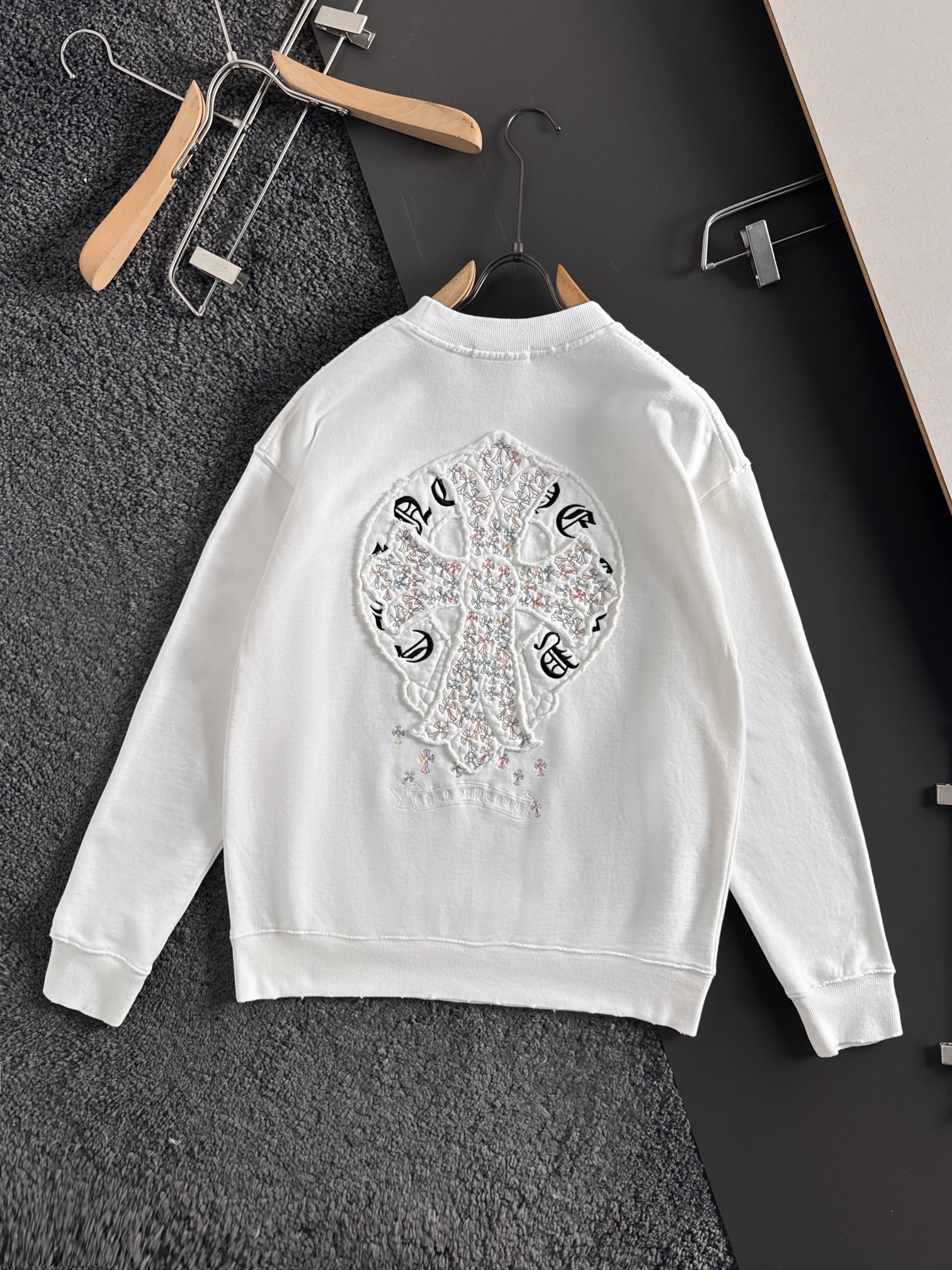 CH 新款重工洗水贴布彩色刺绣卫衣，罗家复古系列基础休闲的版型裁剪工艺，采用100%精密高克重棉，柔软舒