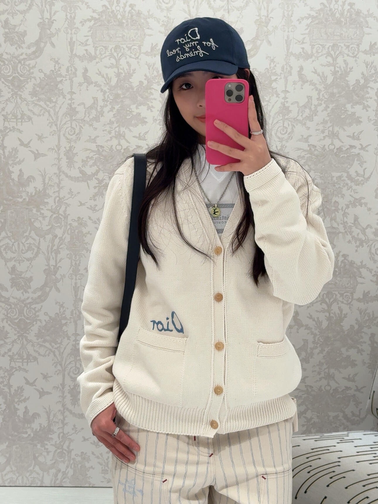 Dio*新款针织毛线衣开衫，经典刺绣字母标识，逼格感直接拉满！别具一格的腔调感，高级不落俗，别致的时髦，