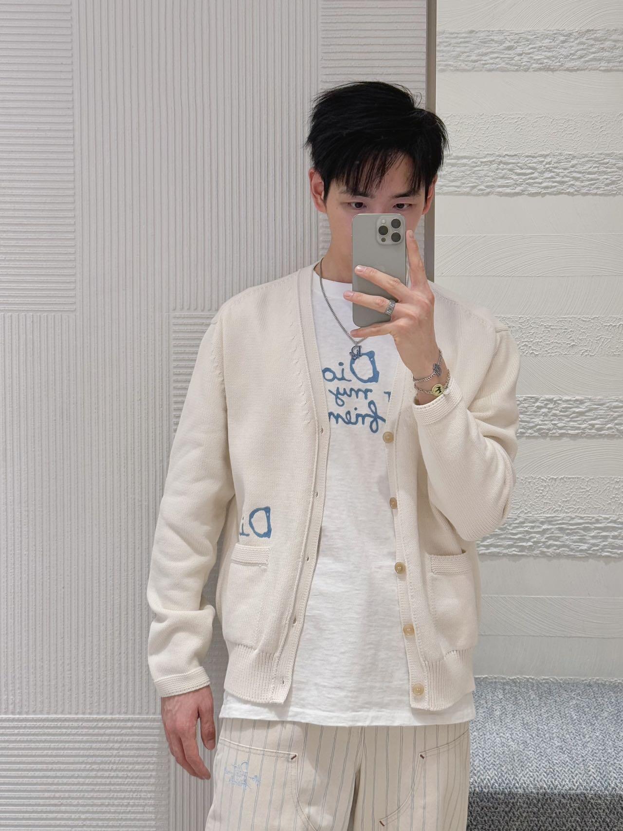 Dio*新款针织毛线衣开衫，经典刺绣字母标识，逼格感直接拉满！别具一格的腔调感，高级不落俗，别致的时髦，