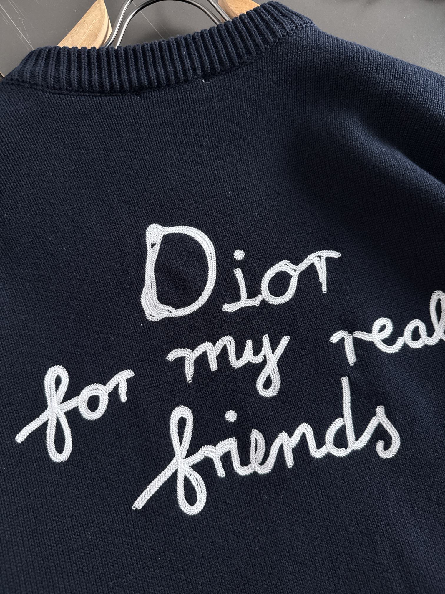 Dio*新款针织毛线圆领衫，经典刺绣字母标识，逼格感直接拉满！别具一格的腔调感，高级不落俗，别致的时髦，