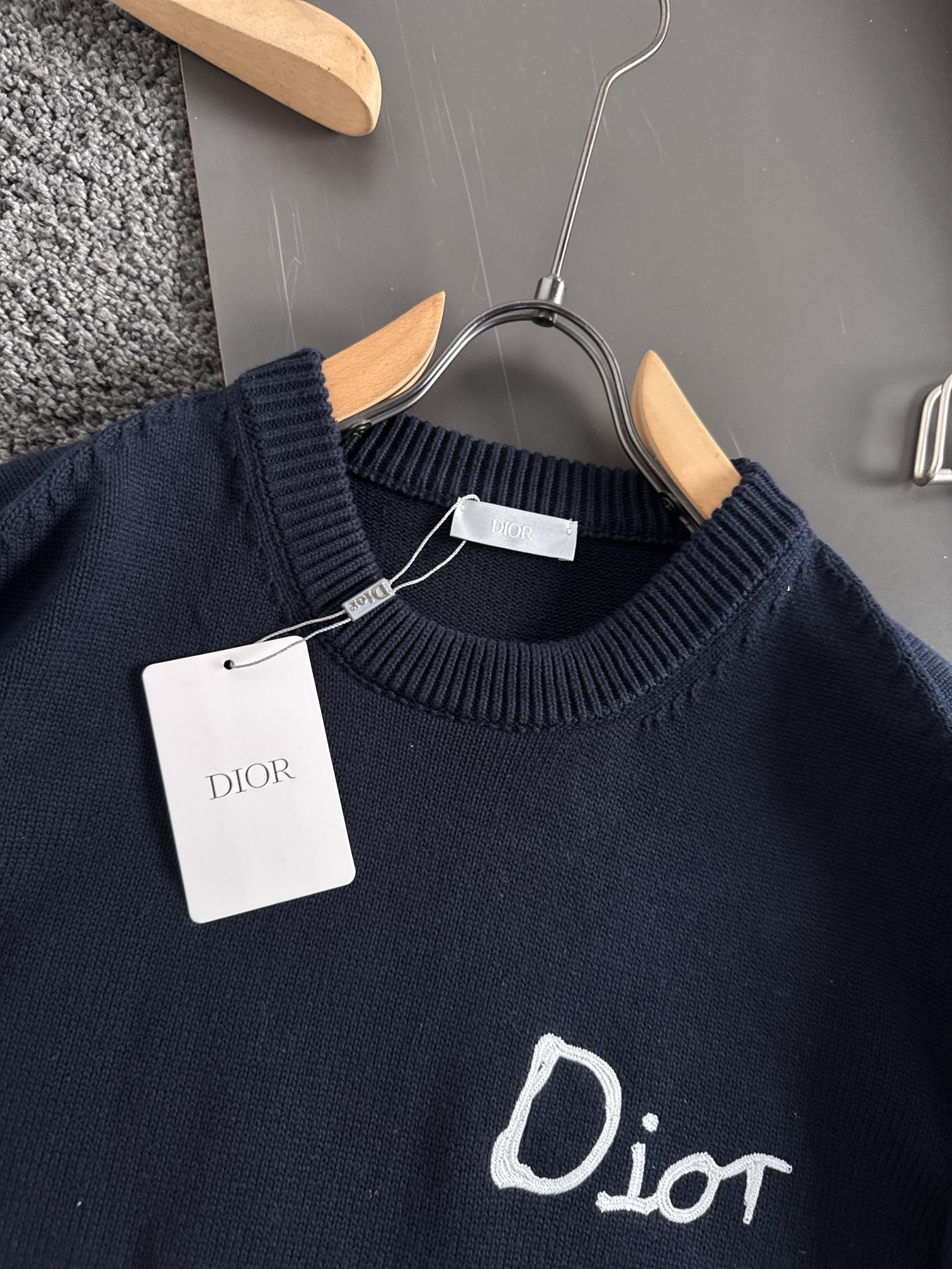Dio*新款针织毛线圆领衫，经典刺绣字母标识，逼格感直接拉满！别具一格的腔调感，高级不落俗，别致的时髦，