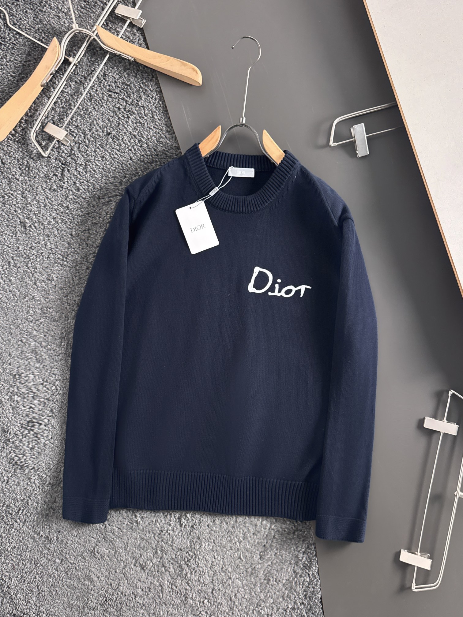 Dio*新款针织毛线圆领衫，经典刺绣字母标识，逼格感直接拉满！别具一格的腔调感，高级不落俗，别致的时髦，