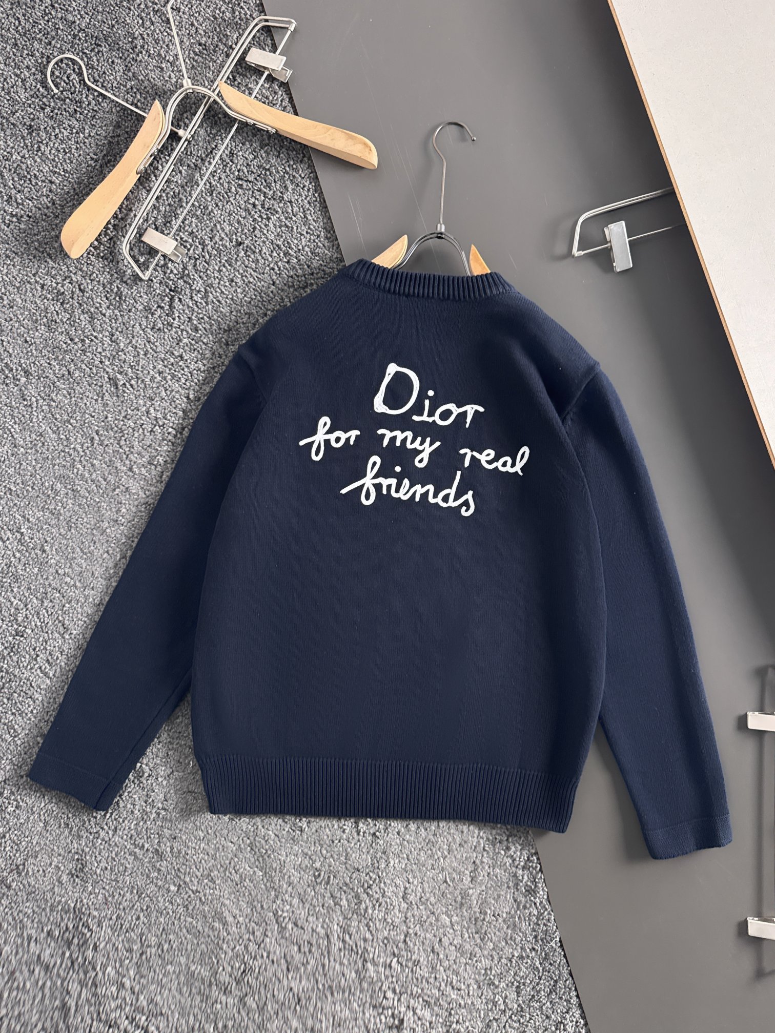 Dio*新款针织毛线圆领衫，经典刺绣字母标识，逼格感直接拉满！别具一格的腔调感，高级不落俗，别致的时髦，