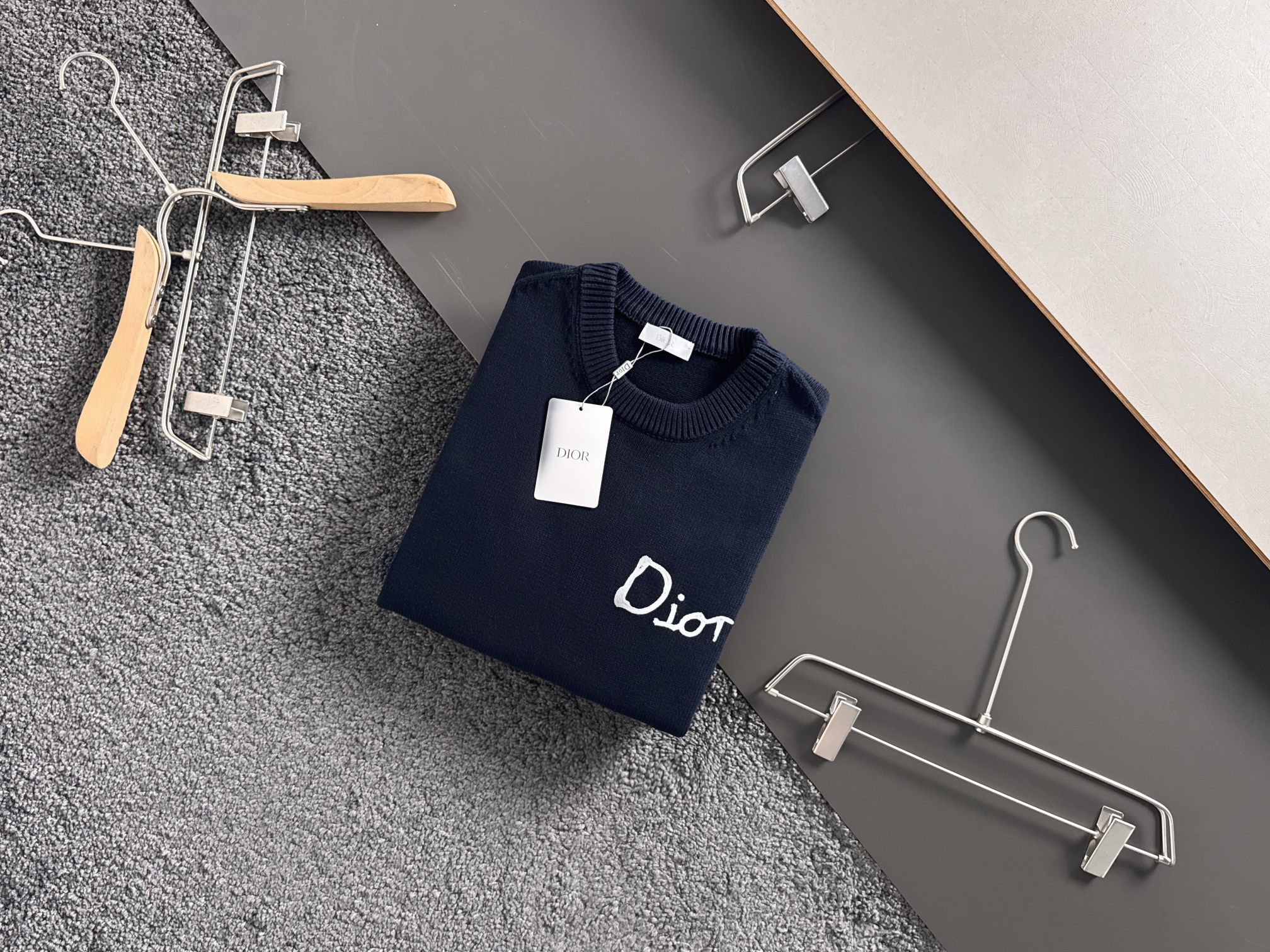 Dio*新款针织毛线圆领衫，经典刺绣字母标识，逼格感直接拉满！别具一格的腔调感，高级不落俗，别致的时髦，