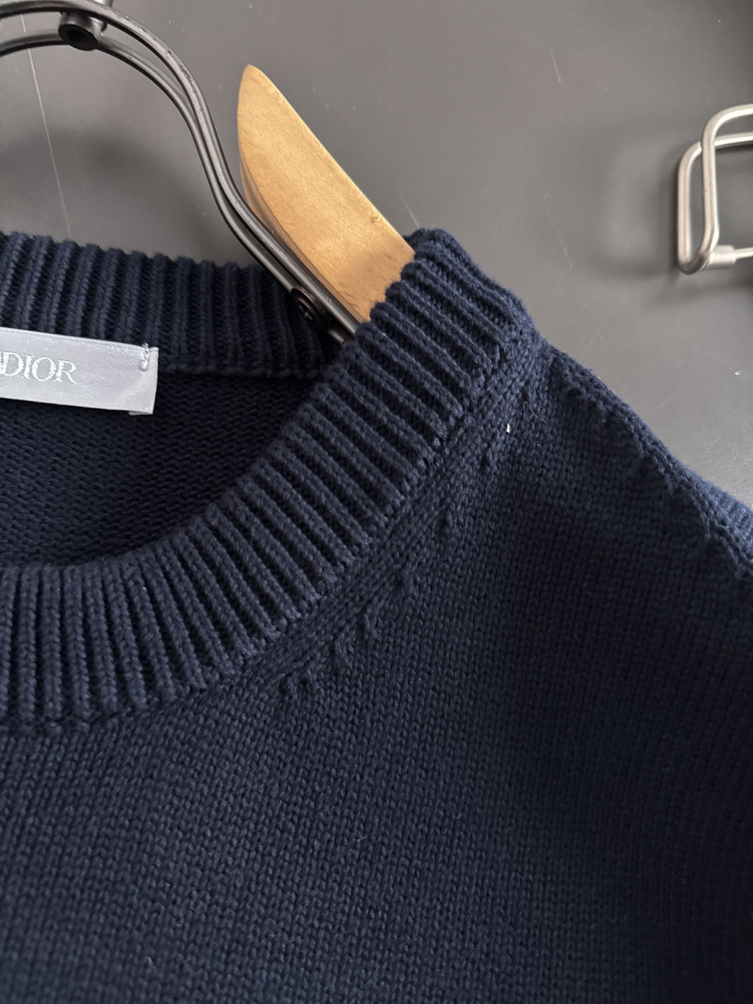 Dio*新款针织毛线圆领衫，经典刺绣字母标识，逼格感直接拉满！别具一格的腔调感，高级不落俗，别致的时髦，