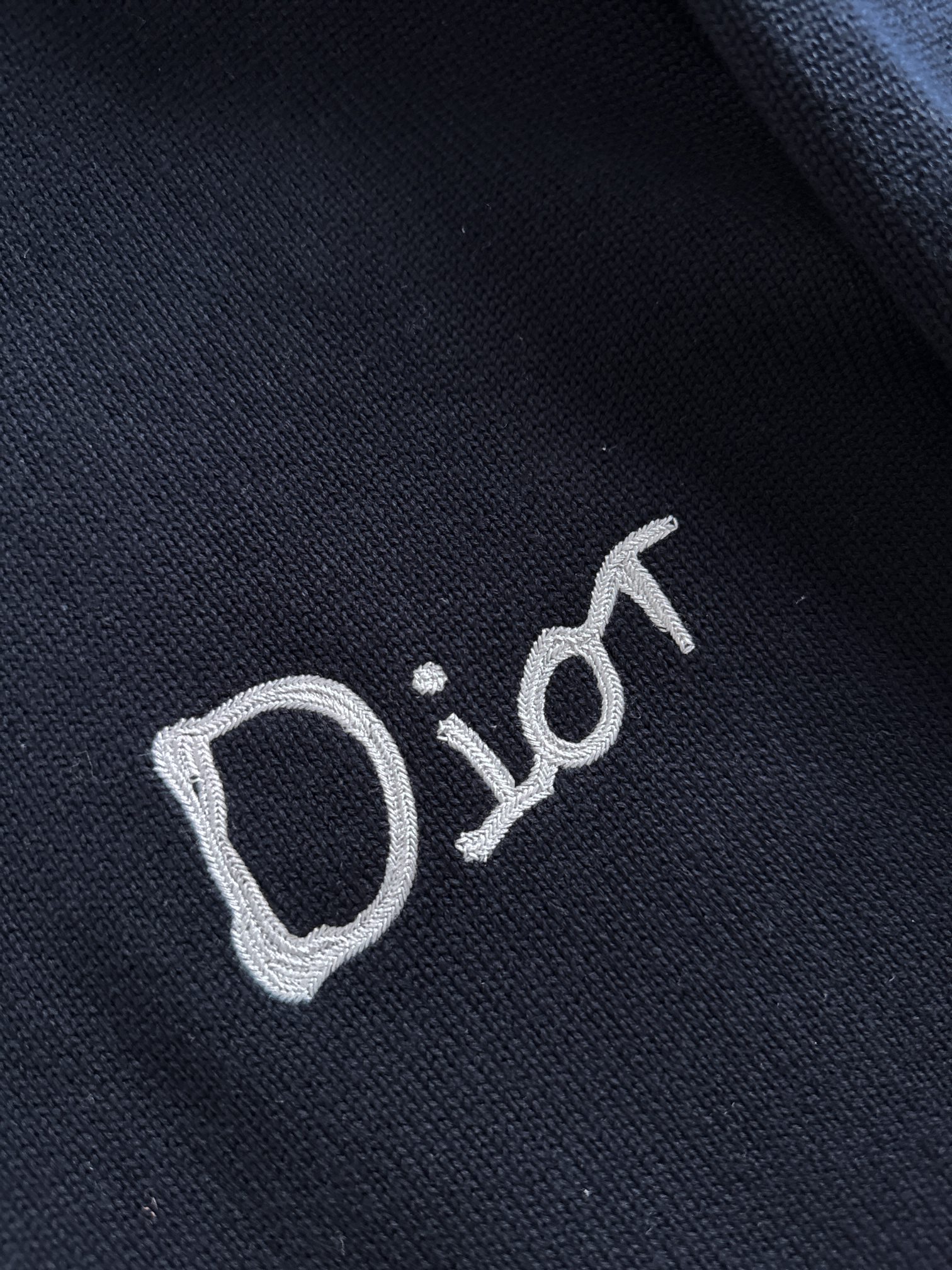 Dio*新款针织毛线圆领衫，经典刺绣字母标识，逼格感直接拉满！别具一格的腔调感，高级不落俗，别致的时髦，