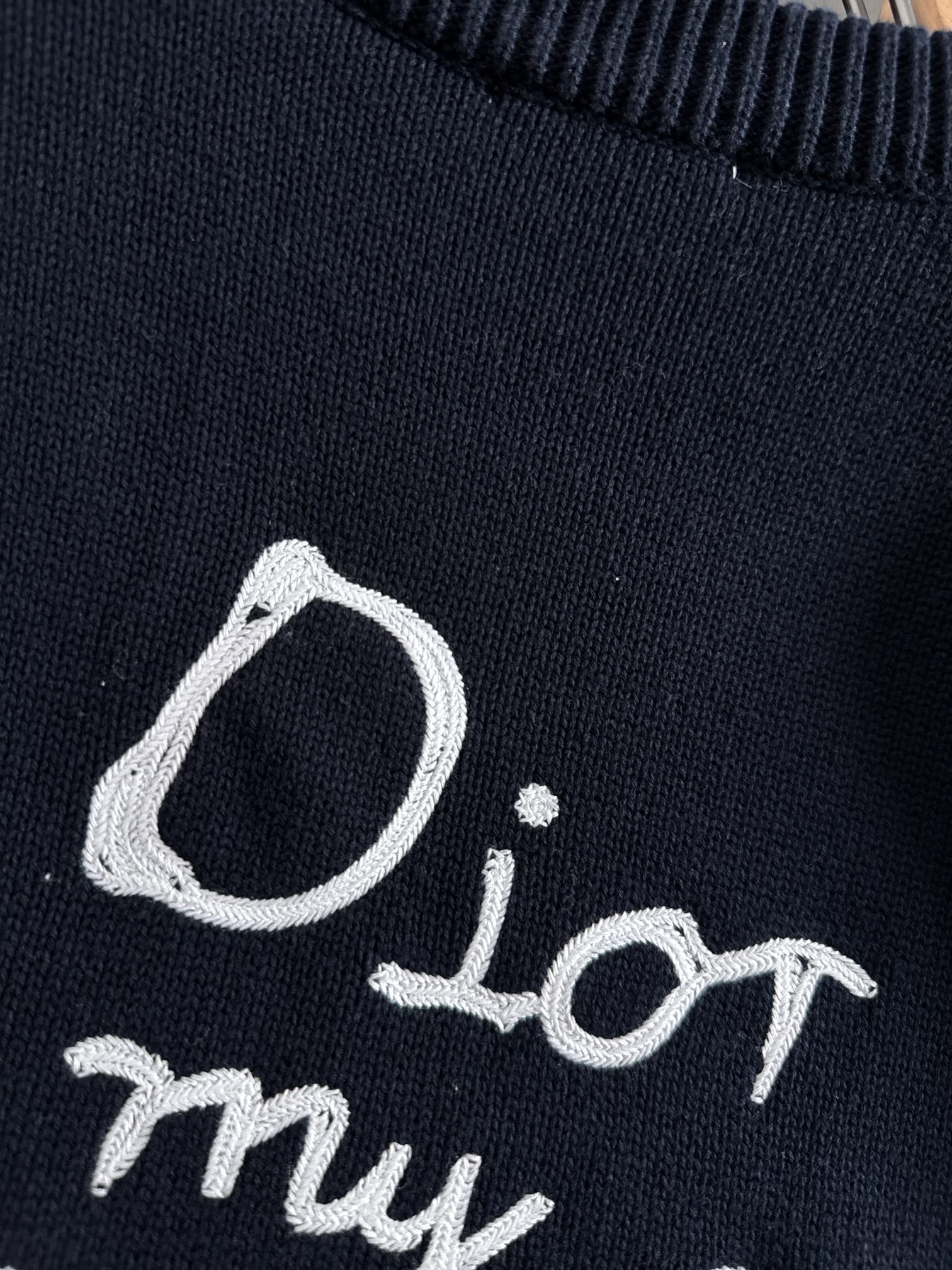 Dio*新款针织毛线圆领衫，经典刺绣字母标识，逼格感直接拉满！别具一格的腔调感，高级不落俗，别致的时髦，