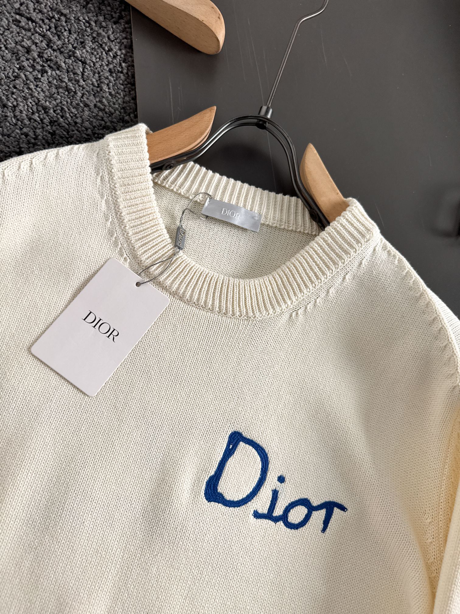 Dio*新款针织毛线圆通衫，经典刺绣字母标识，逼格感直接拉满！别具一格的腔调感，高级不落俗，别致的时髦，