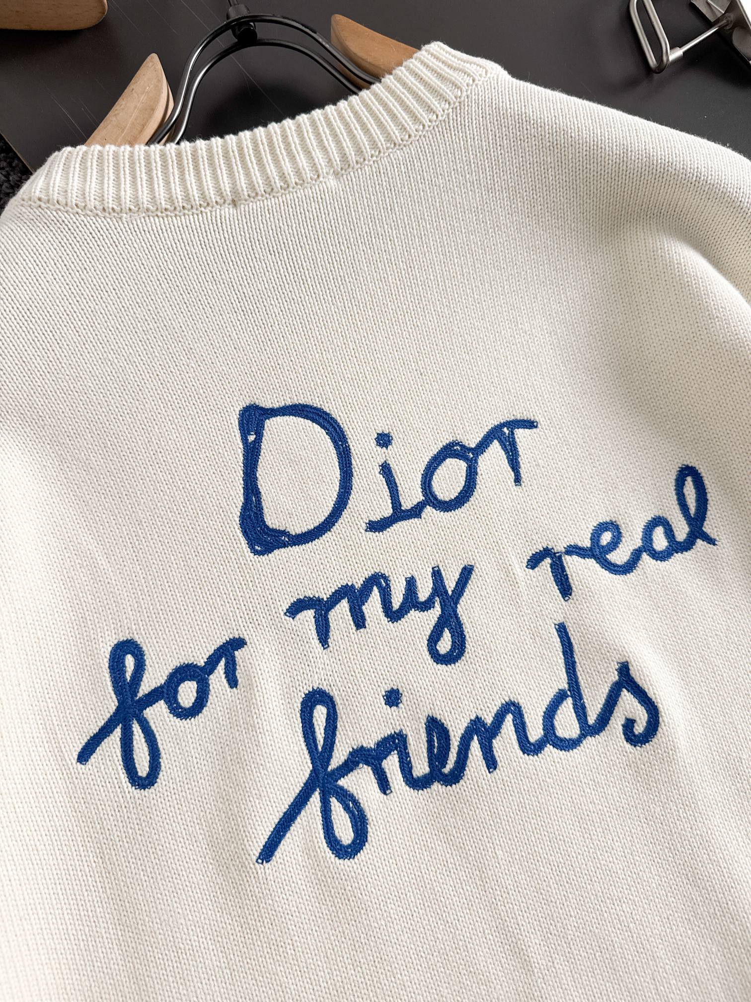 Dio*新款针织毛线圆通衫，经典刺绣字母标识，逼格感直接拉满！别具一格的腔调感，高级不落俗，别致的时髦，