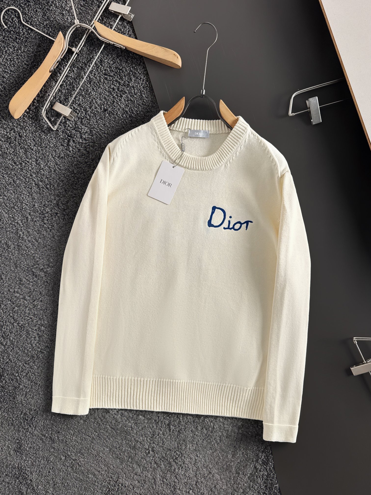 Dio*新款针织毛线圆通衫，经典刺绣字母标识，逼格感直接拉满！别具一格的腔调感，高级不落俗，别致的时髦，