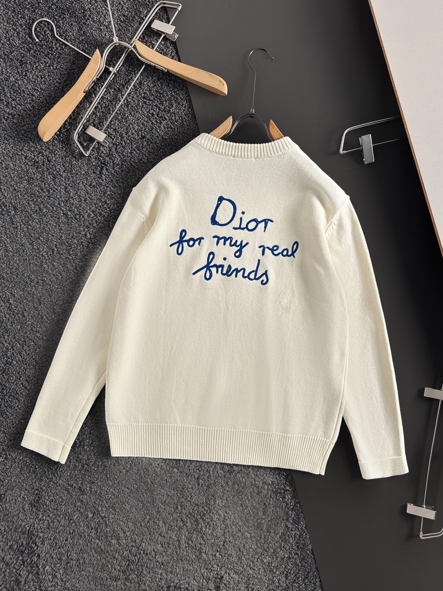 Dio*新款针织毛线圆通衫，经典刺绣字母标识，逼格感直接拉满！别具一格的腔调感，高级不落俗，别致的时髦，