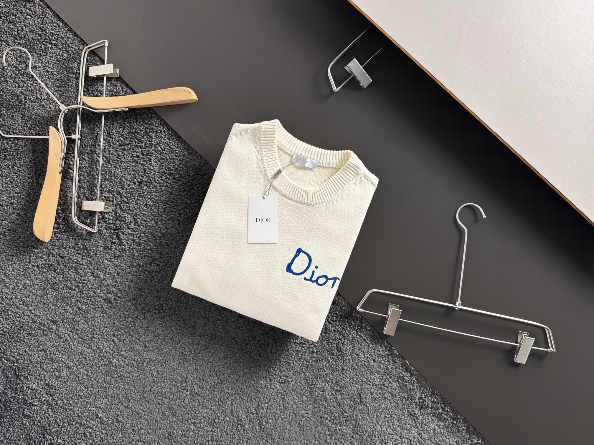 Dio*新款针织毛线圆通衫，经典刺绣字母标识，逼格感直接拉满！别具一格的腔调感，高级不落俗，别致的时髦，