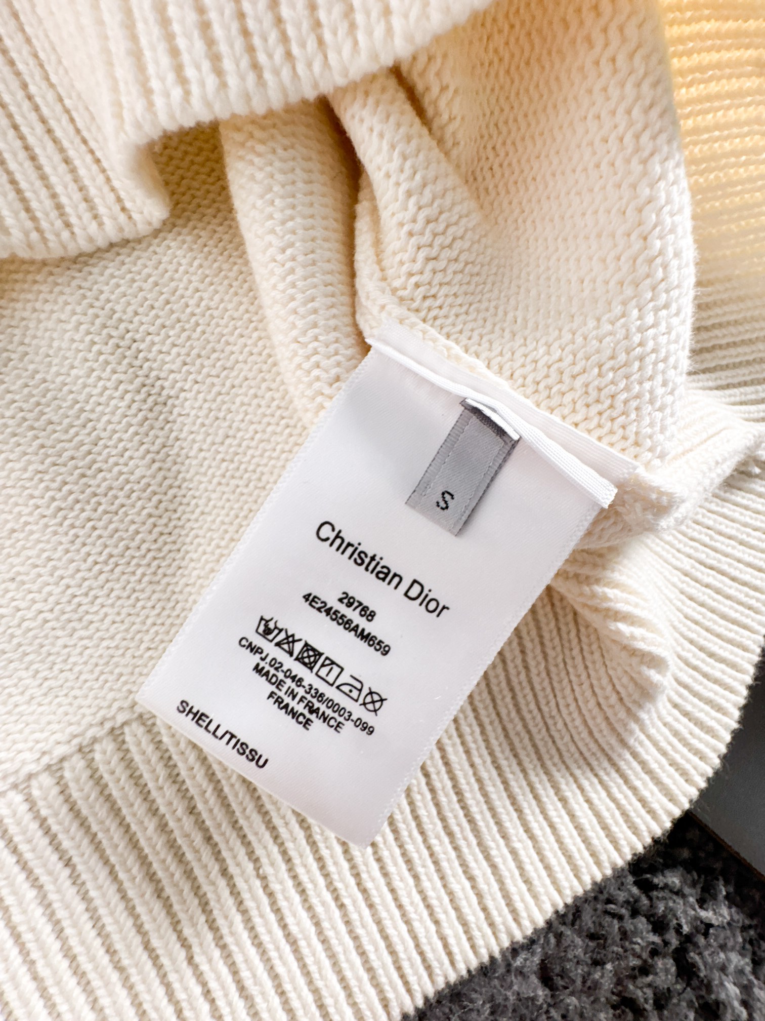 Dio*新款针织毛线圆通衫，经典刺绣字母标识，逼格感直接拉满！别具一格的腔调感，高级不落俗，别致的时髦，