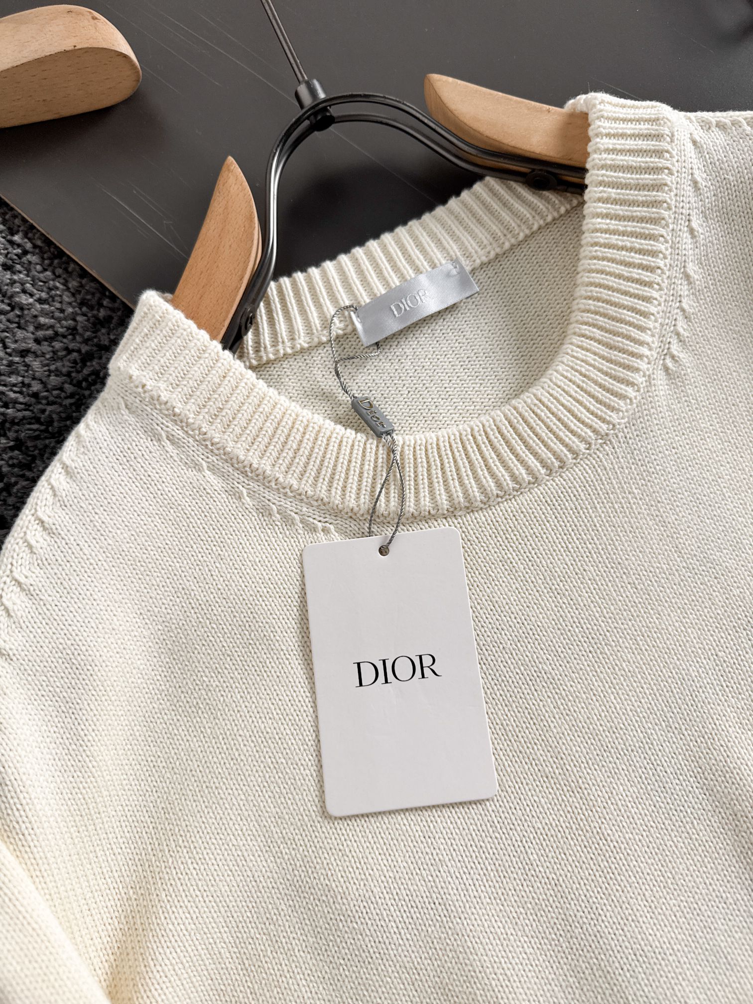 Dio*新款针织毛线圆通衫，经典刺绣字母标识，逼格感直接拉满！别具一格的腔调感，高级不落俗，别致的时髦，