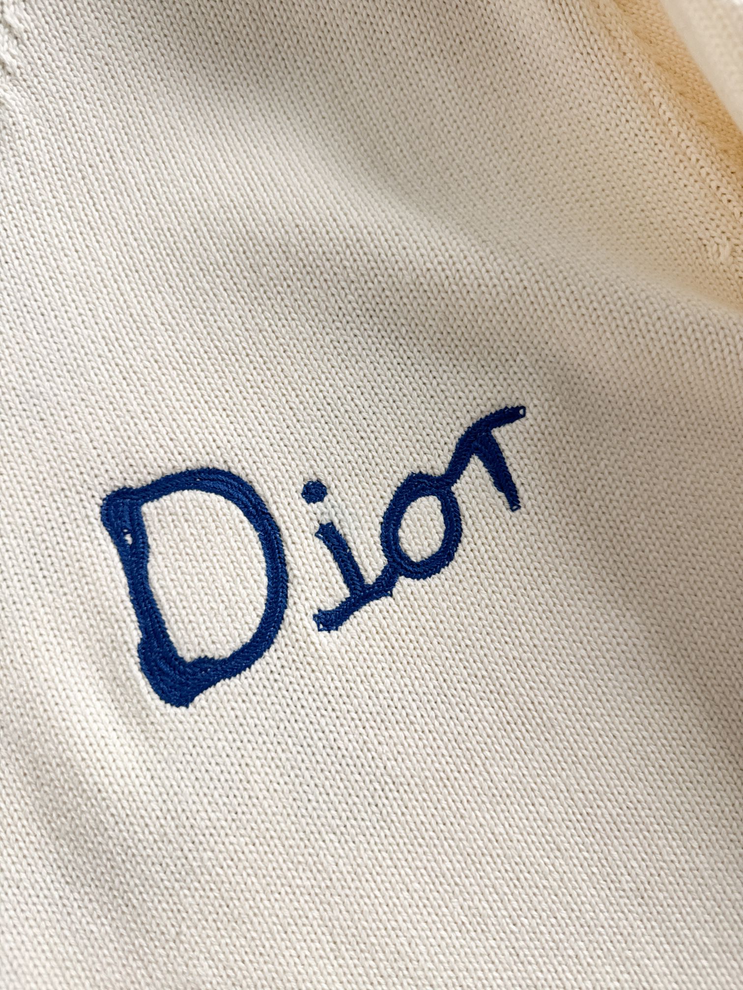 Dio*新款针织毛线圆通衫，经典刺绣字母标识，逼格感直接拉满！别具一格的腔调感，高级不落俗，别致的时髦，