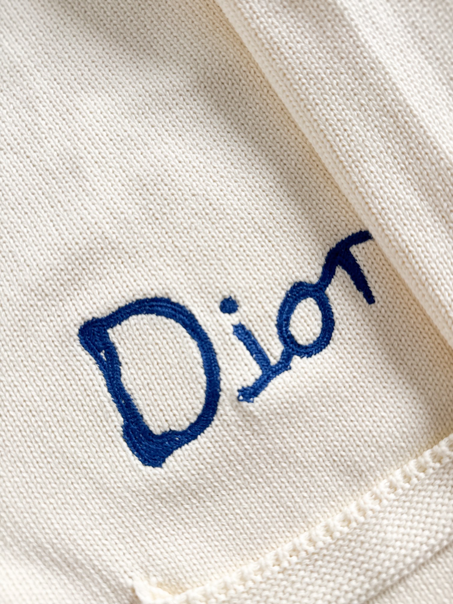 Dio*新款针织毛线衣开衫，经典刺绣字母标识，逼格感直接拉满！别具一格的腔调感，高级不落俗，别致的时髦，