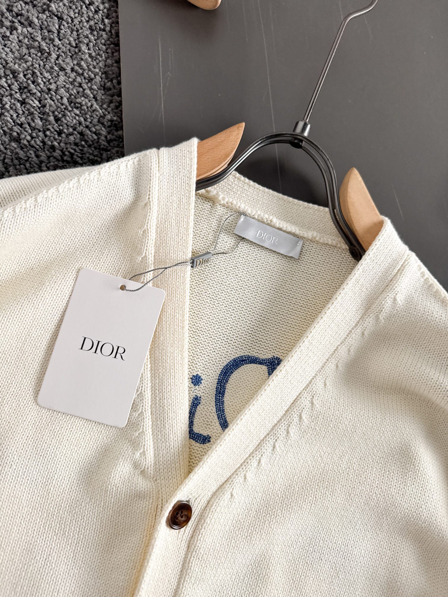 Dio*新款针织毛线衣开衫，经典刺绣字母标识，逼格感直接拉满！别具一格的腔调感，高级不落俗，别致的时髦，