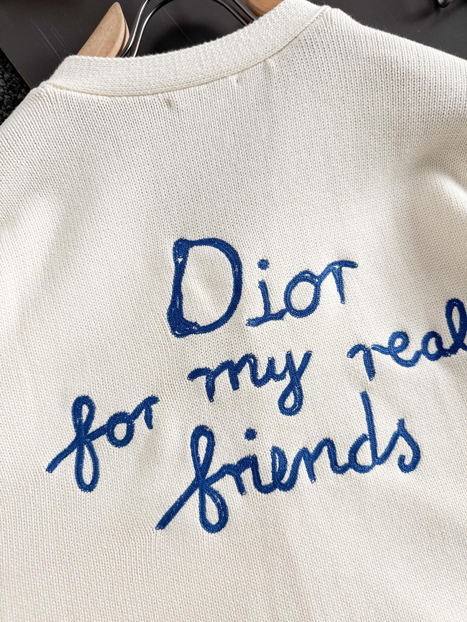 Dio*新款针织毛线衣开衫，经典刺绣字母标识，逼格感直接拉满！别具一格的腔调感，高级不落俗，别致的时髦，