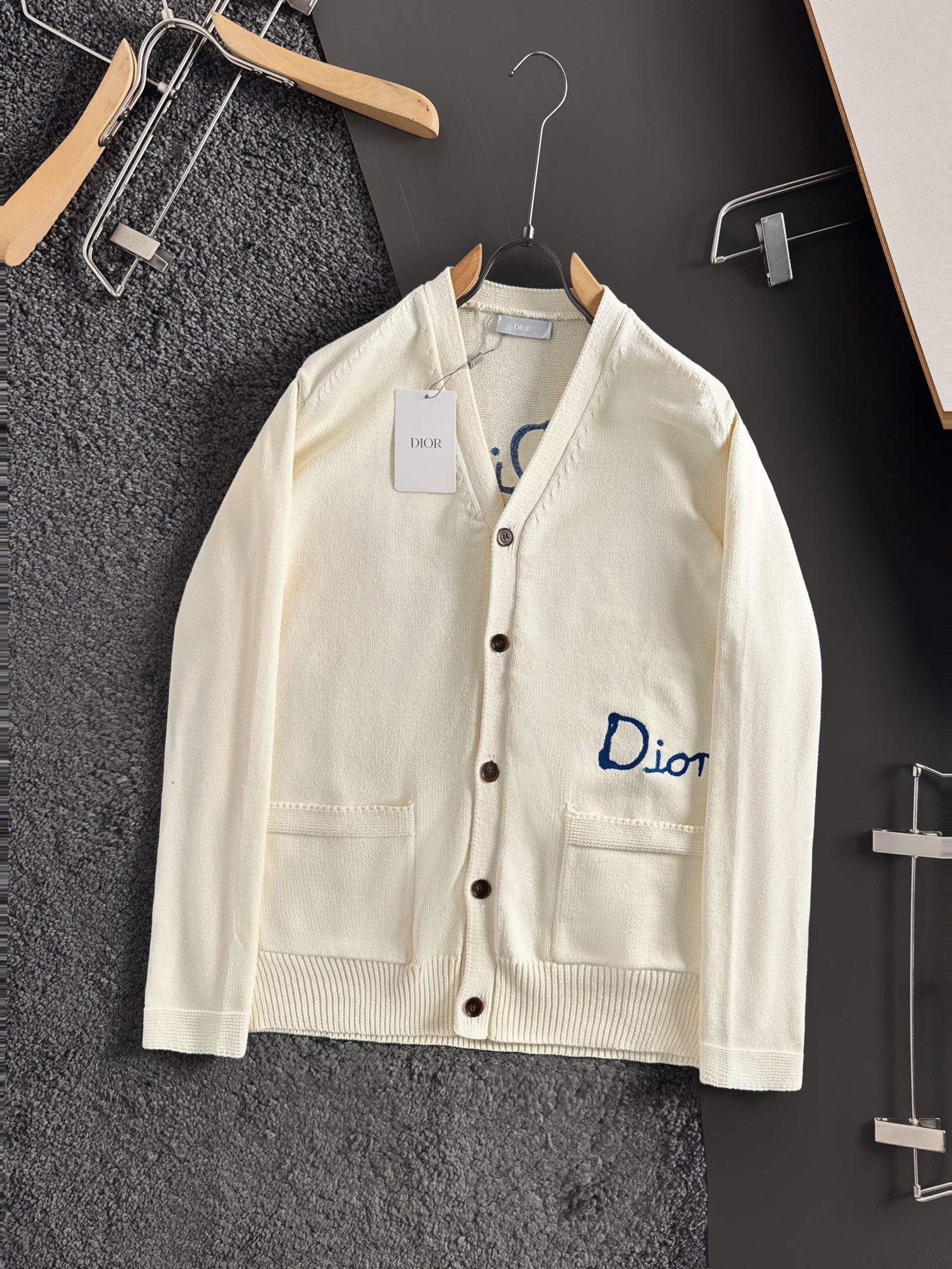 Dio*新款针织毛线衣开衫，经典刺绣字母标识，逼格感直接拉满！别具一格的腔调感，高级不落俗，别致的时髦，