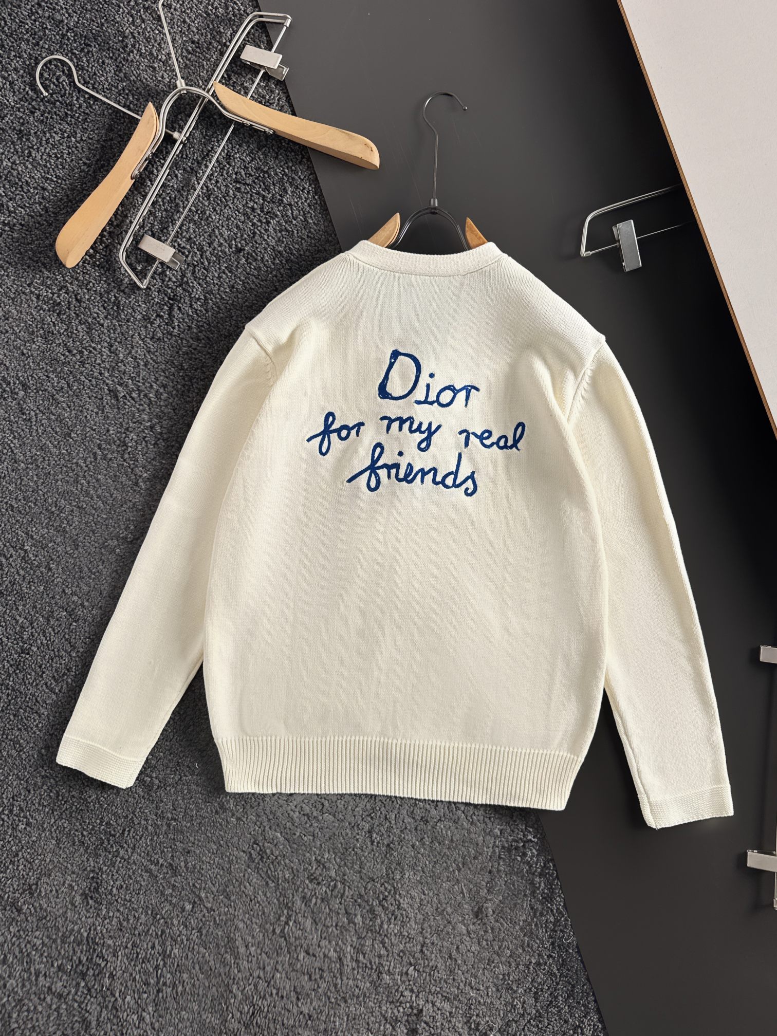 Dio*新款针织毛线衣开衫，经典刺绣字母标识，逼格感直接拉满！别具一格的腔调感，高级不落俗，别致的时髦，