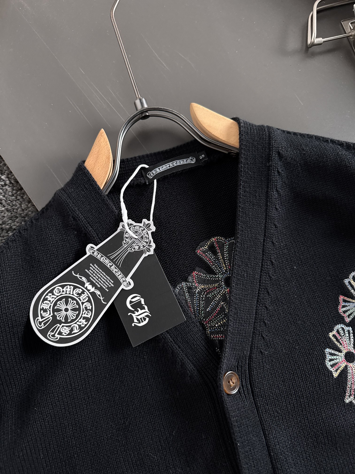 新款毛线针织衫，采用彩色线重工刺绣，穿上出门回头率百分百！充满品牌辨识度的经典元素加持，瞬问提升整体的档