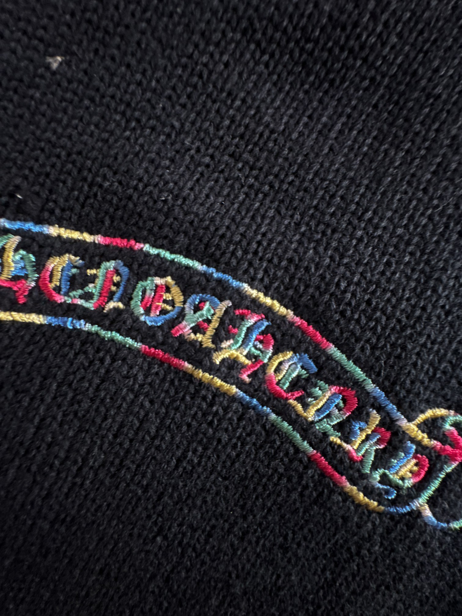 新款毛线针织衫，采用彩色线重工刺绣，穿上出门回头率百分百！充满品牌辨识度的经典元素加持，瞬问提升整体的档