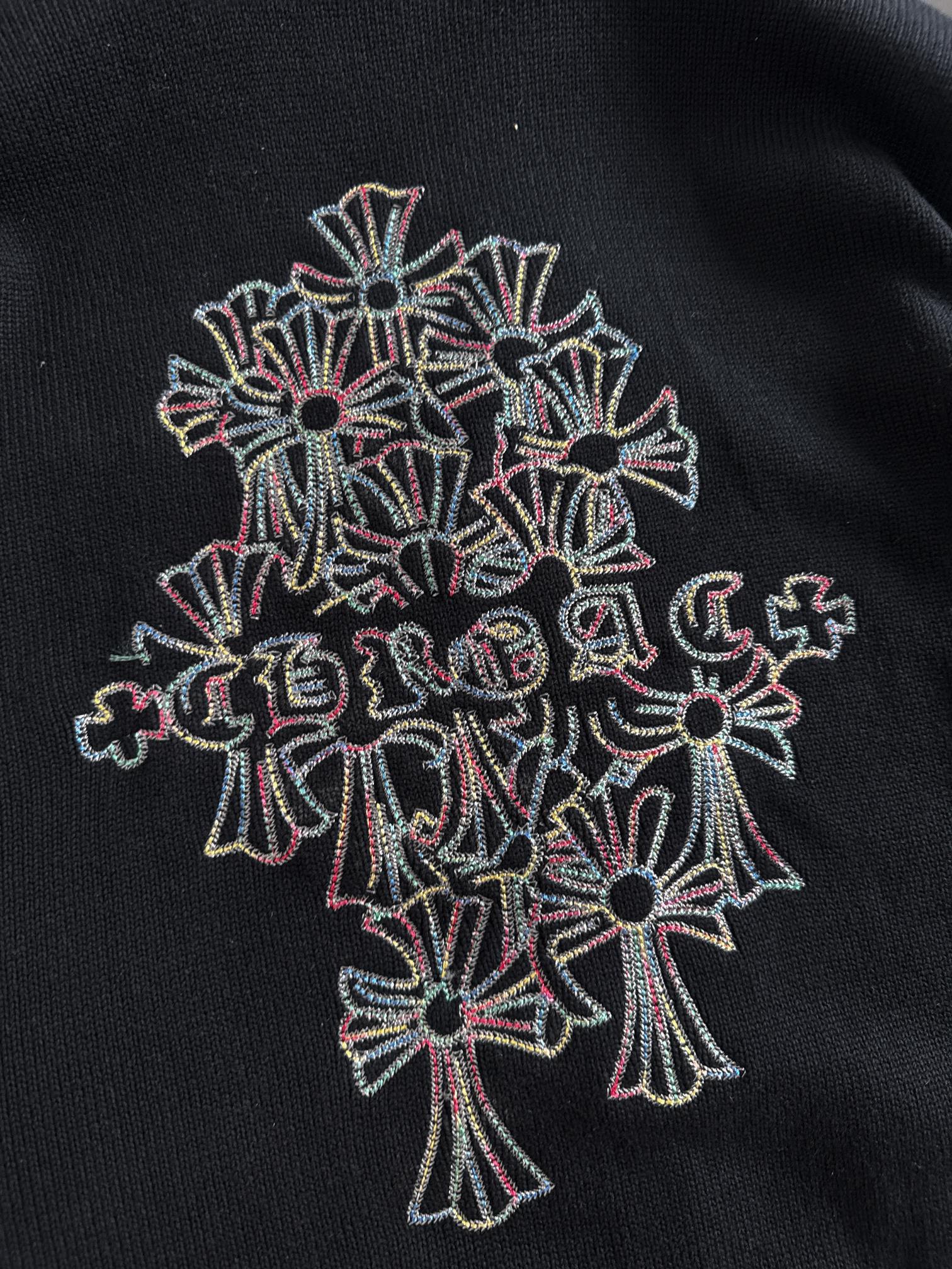 新款毛线针织衫，采用彩色线重工刺绣，穿上出门回头率百分百！充满品牌辨识度的经典元素加持，瞬问提升整体的档