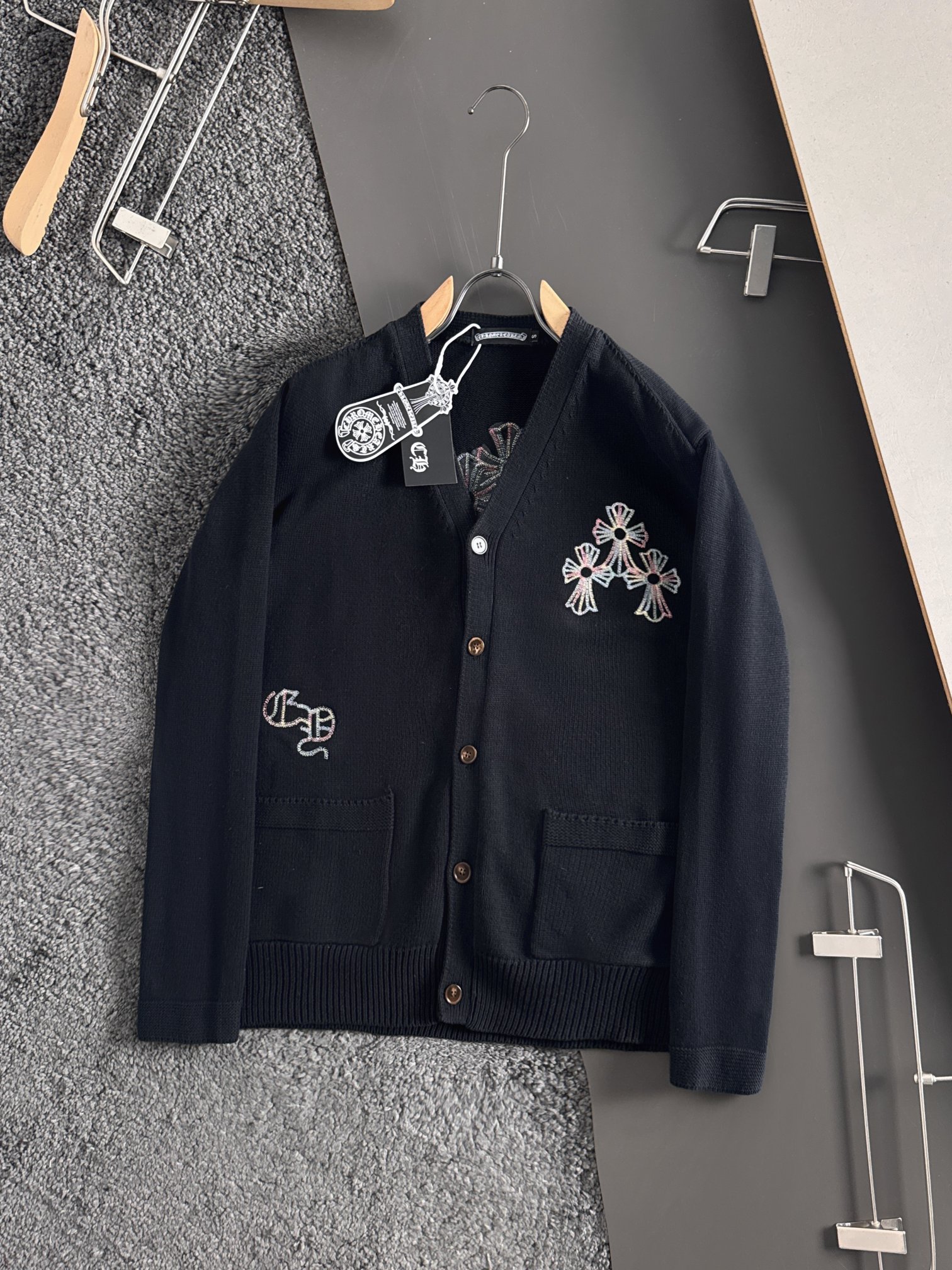 新款毛线针织衫，采用彩色线重工刺绣，穿上出门回头率百分百！充满品牌辨识度的经典元素加持，瞬问提升整体的档